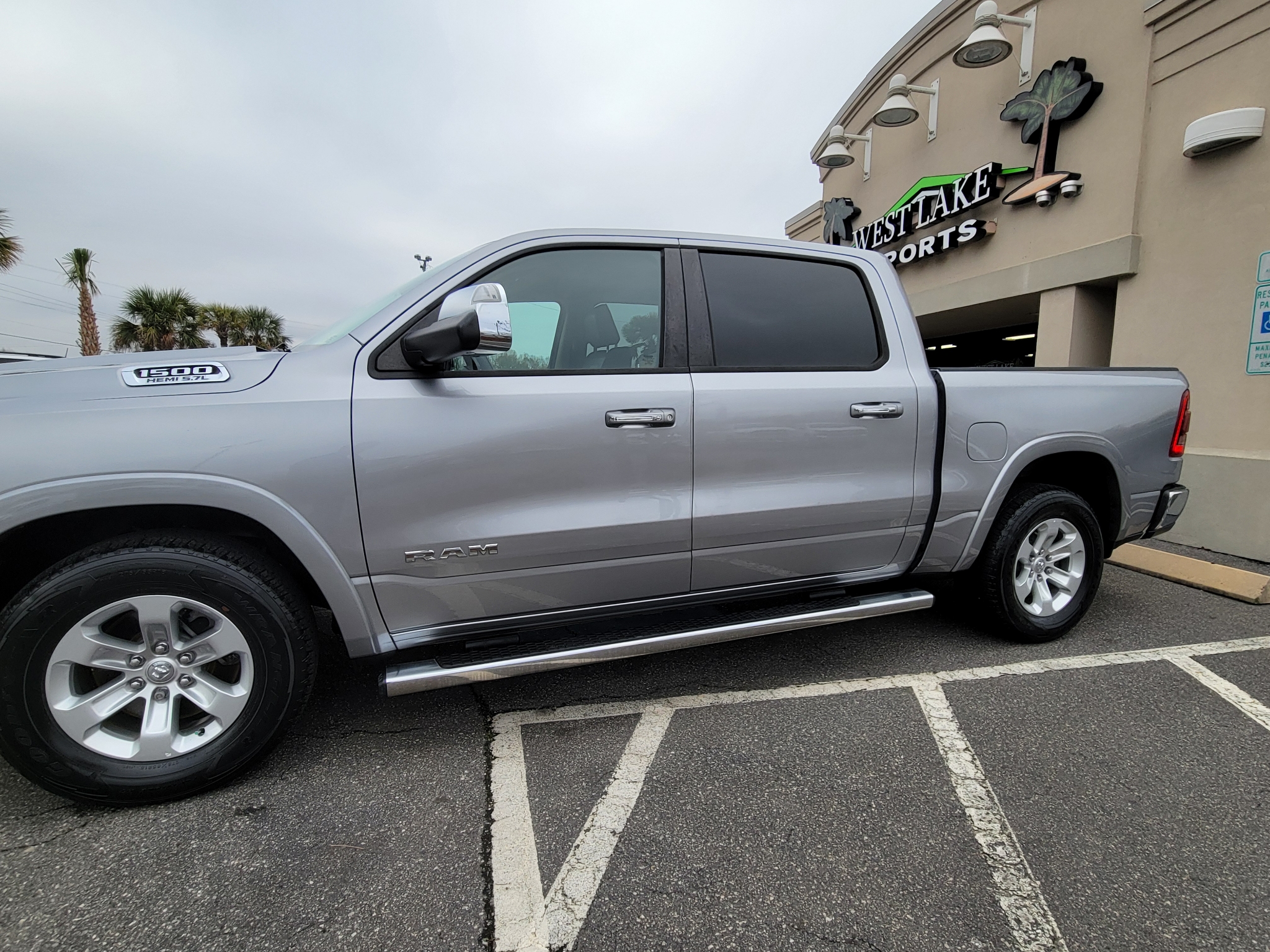 RAM 1500 Laramie 4x2 Crew Cab 5'7" Box 2019