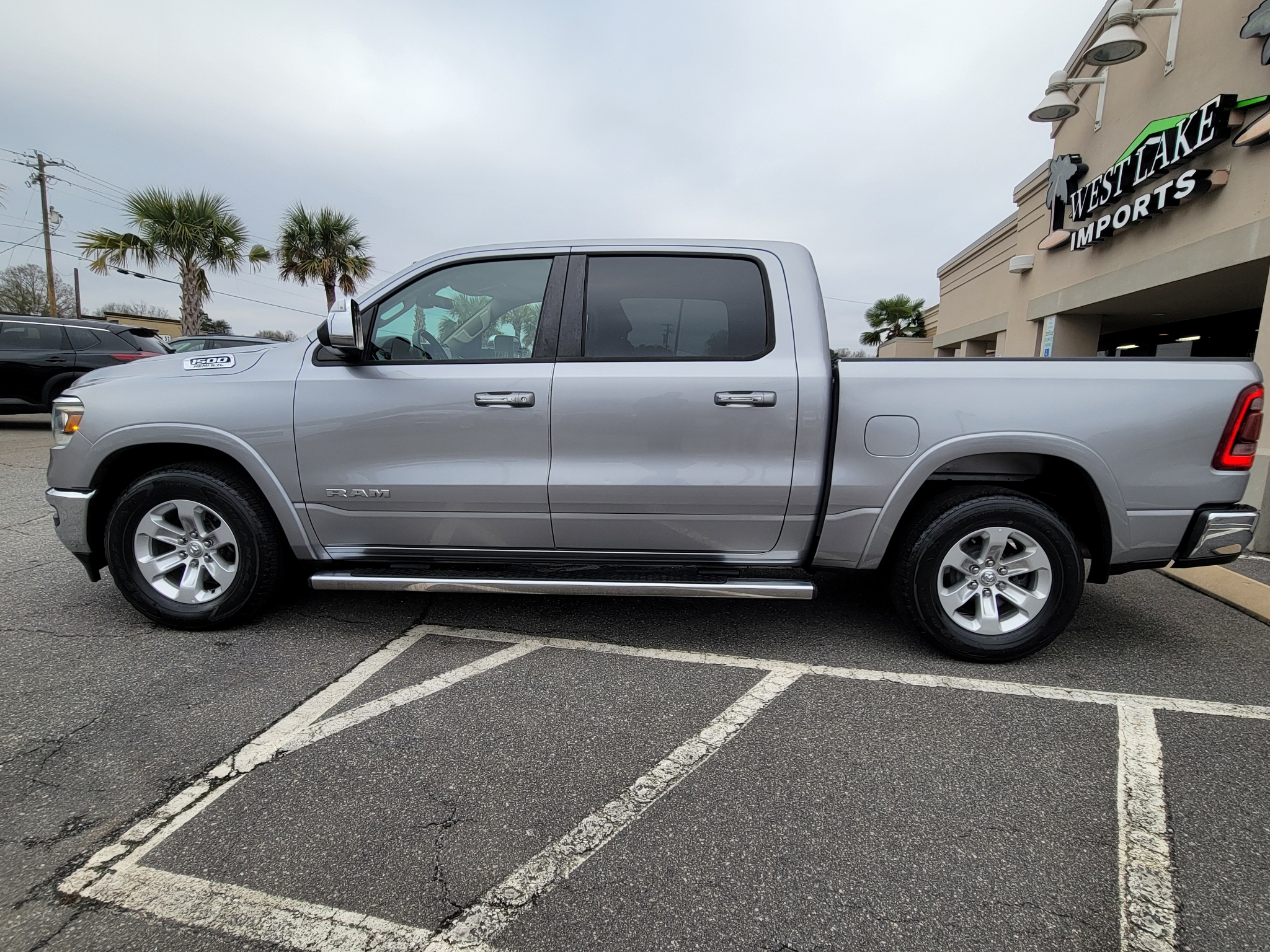 RAM 1500 Laramie 4x2 Crew Cab 5'7" Box 2019