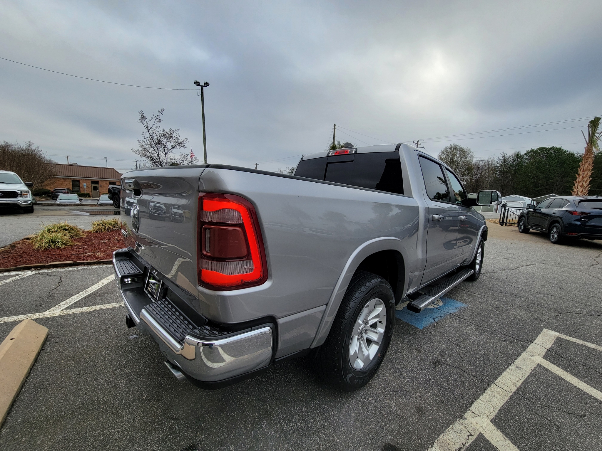 RAM 1500 Laramie 4x2 Crew Cab 5'7" Box 2019