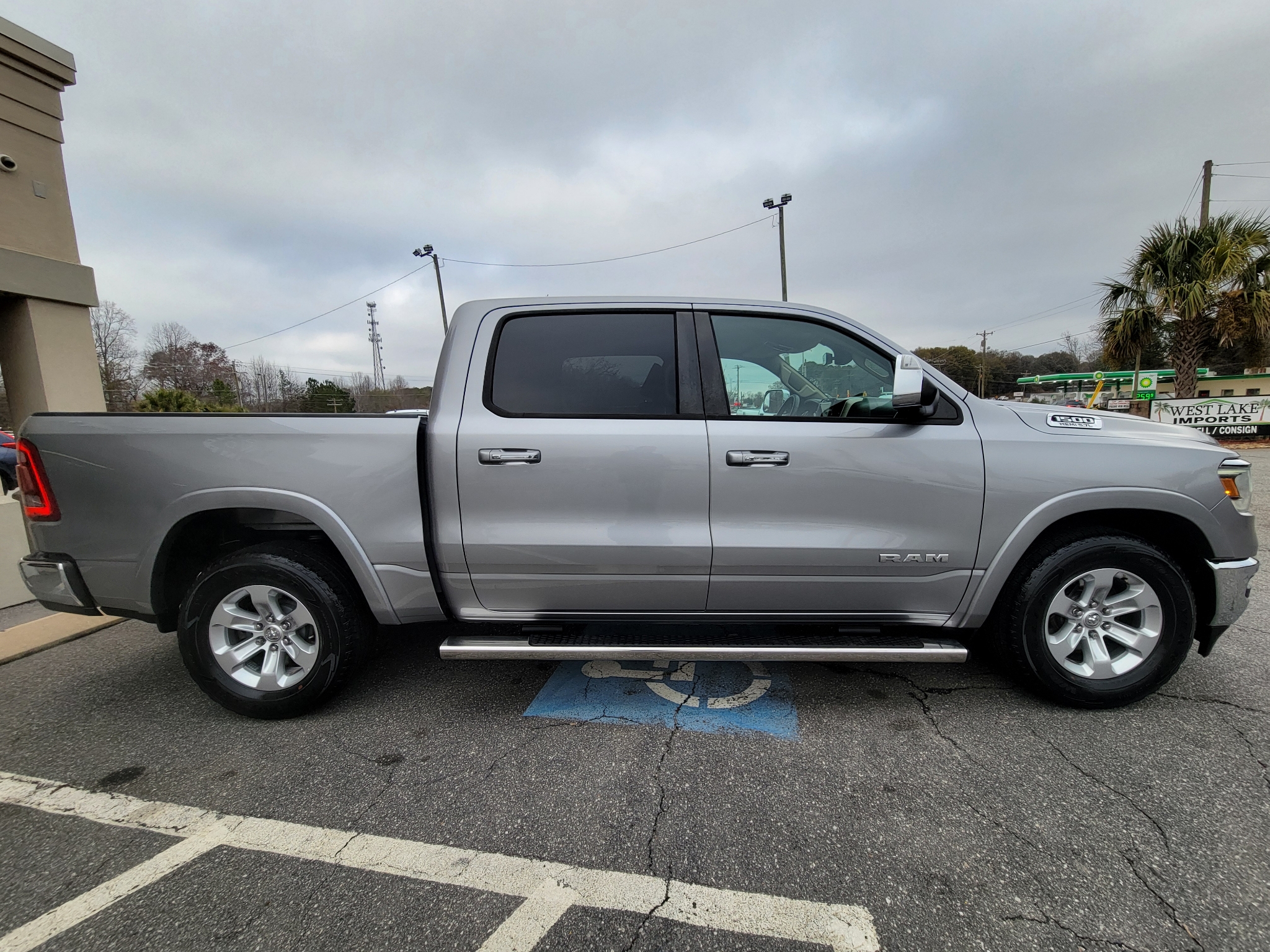 RAM 1500 Laramie 4x2 Crew Cab 5'7" Box 2019