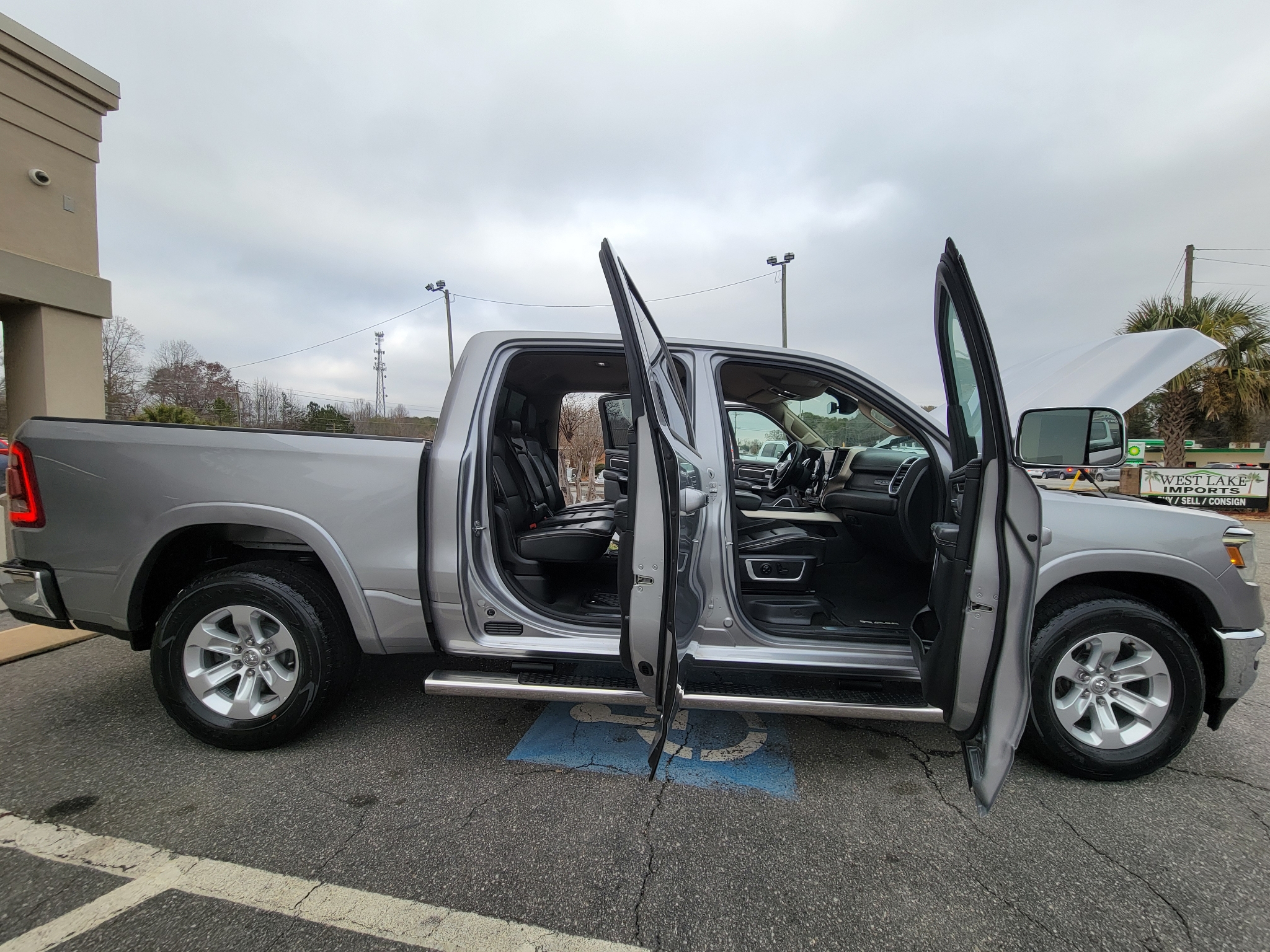 RAM 1500 Laramie 4x2 Crew Cab 5'7" Box 2019