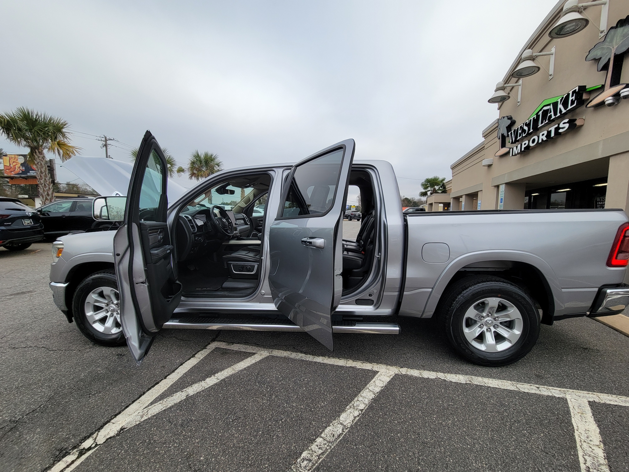 RAM 1500 Laramie 4x2 Crew Cab 5'7" Box 2019