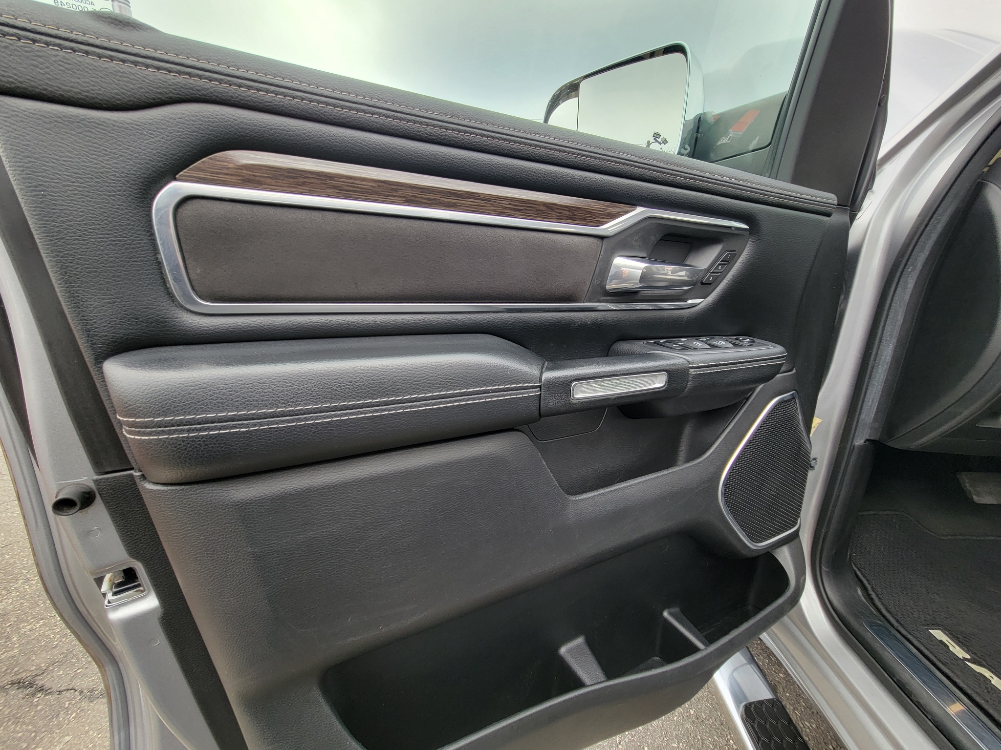 RAM 1500 Laramie 4x2 Crew Cab 5'7" Box 2019