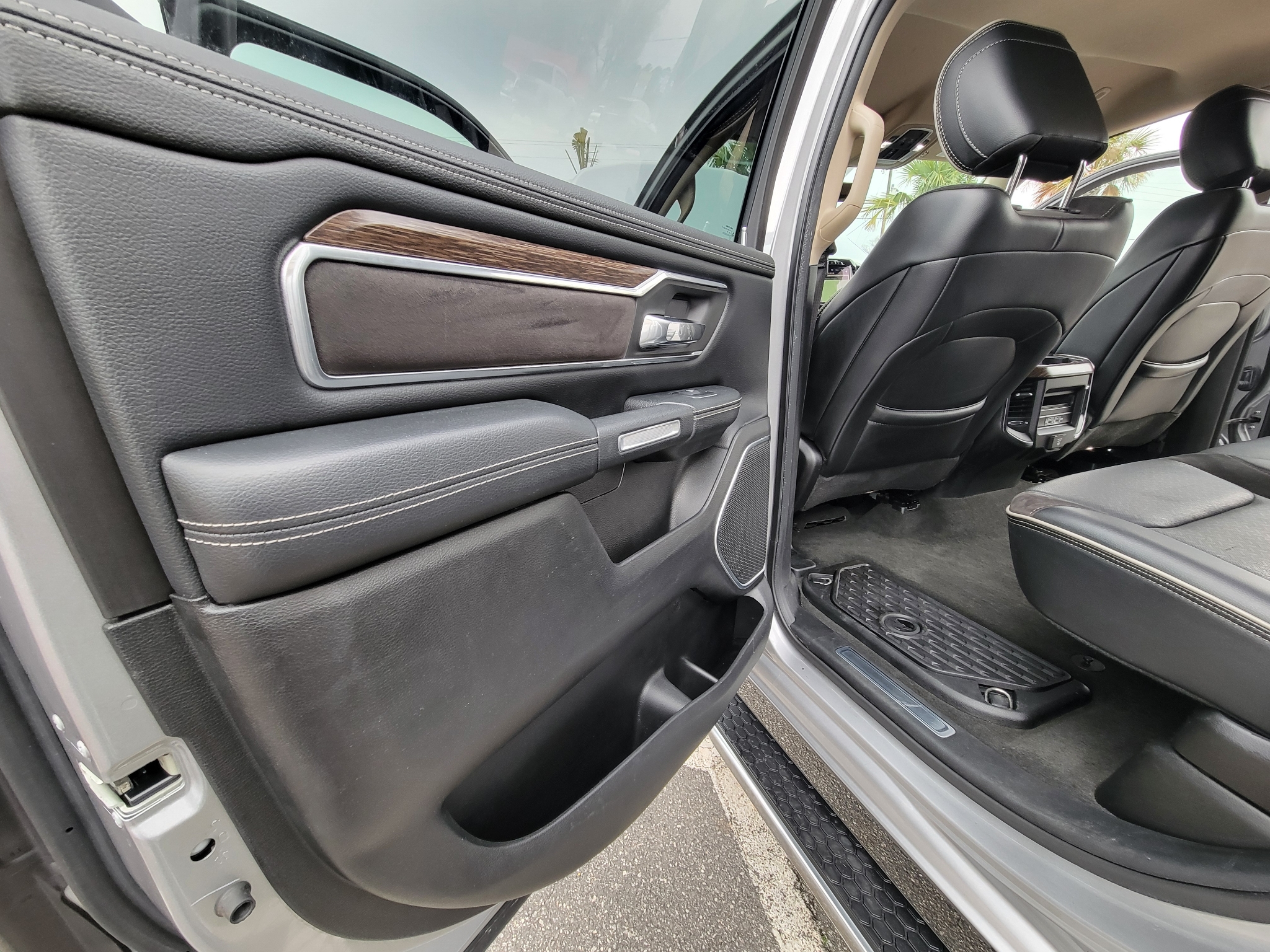 RAM 1500 Laramie 4x2 Crew Cab 5'7" Box 2019