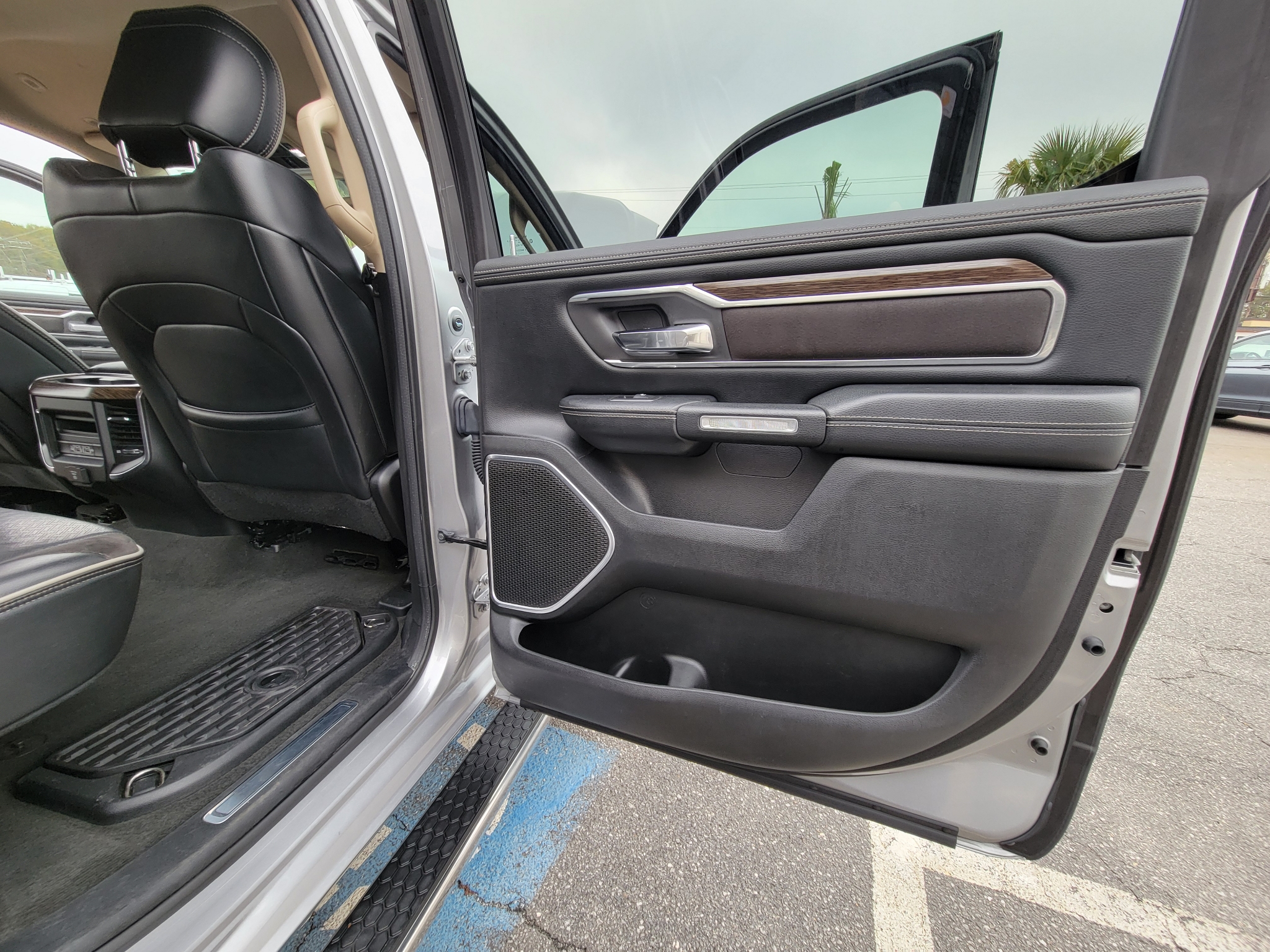 RAM 1500 Laramie 4x2 Crew Cab 5'7" Box 2019