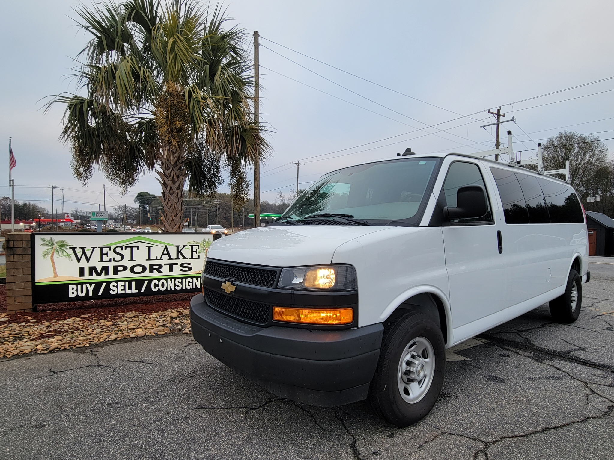 2023 Chevrolet Express Passenger RWD 3500 155" LS