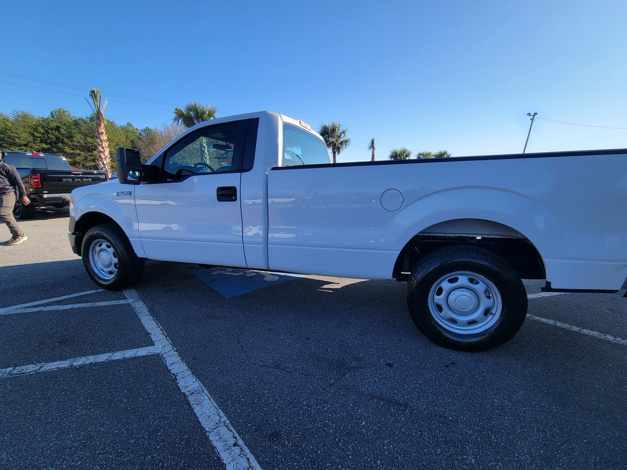 Ford F-150 2WD Reg Cab 145" XL w/HD Payload Pkg 2014