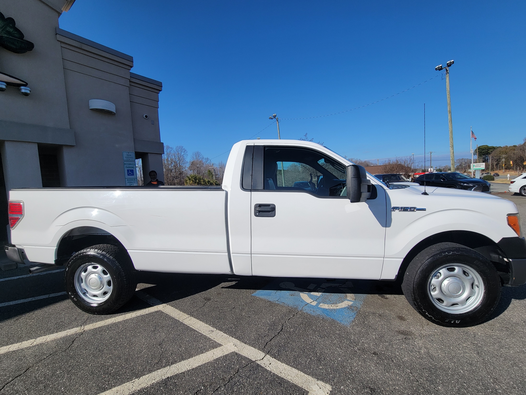 Ford F-150 2WD Reg Cab 145" XL w/HD Payload Pkg 2014
