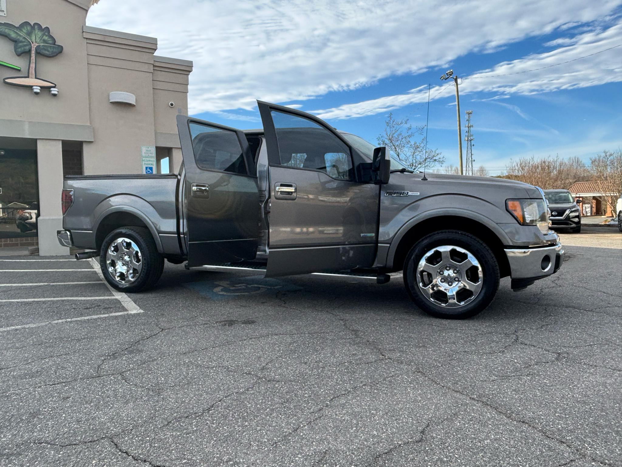 Ford F-150 2WD SuperCrew 145" Lariat 2011