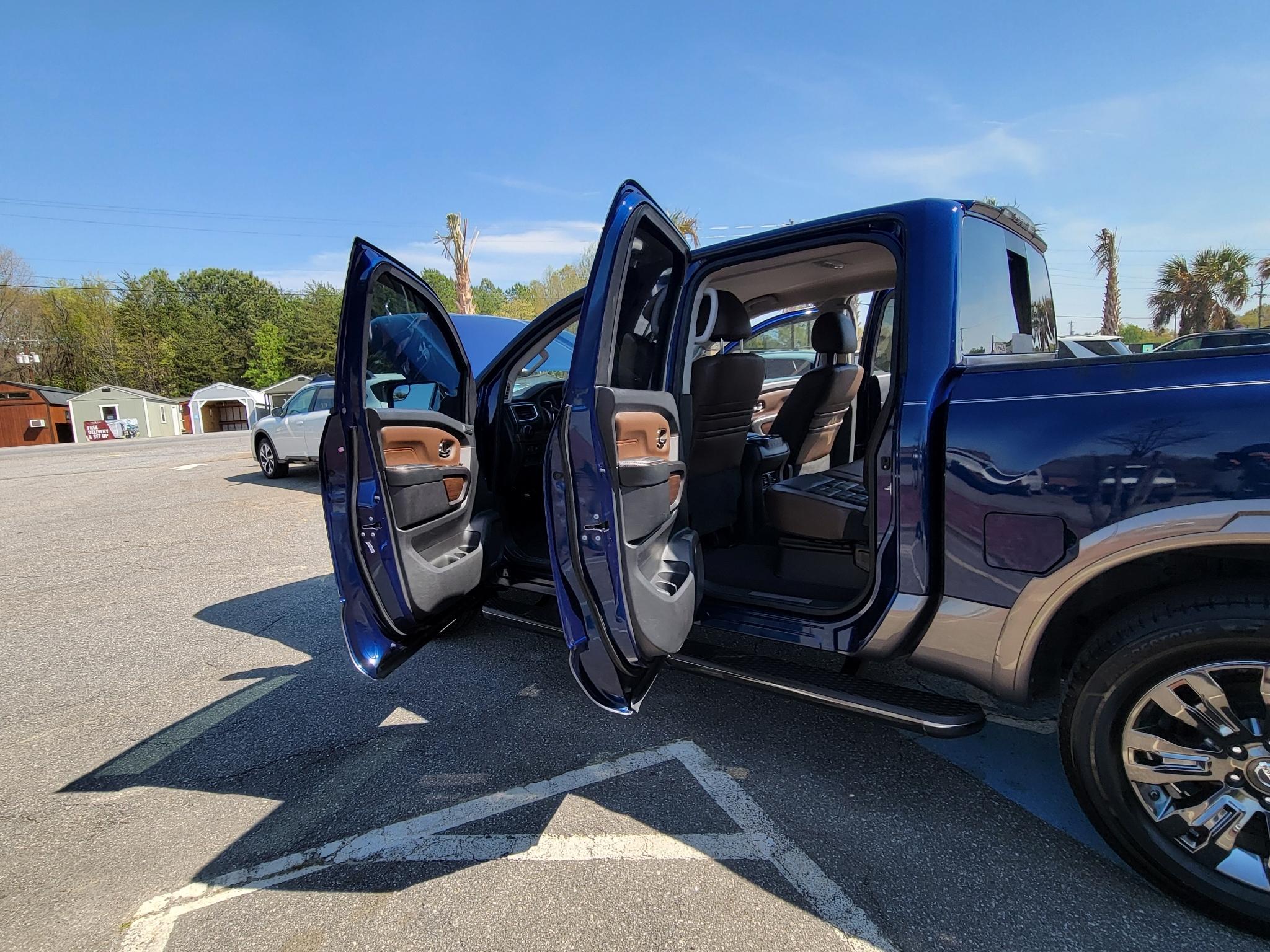 Nissan Titan 4x2 Crew Cab Platinum Reserve 2017