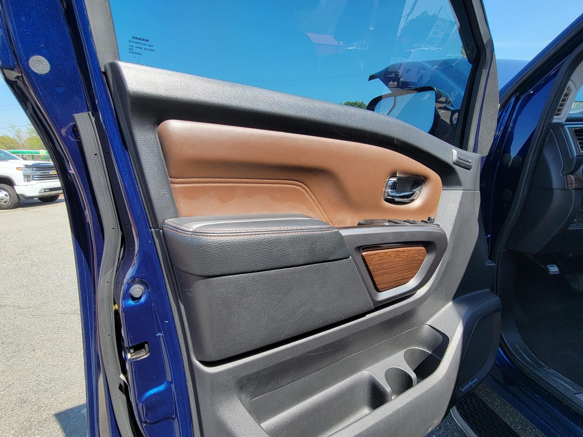 Nissan Titan 4x2 Crew Cab Platinum Reserve 2017