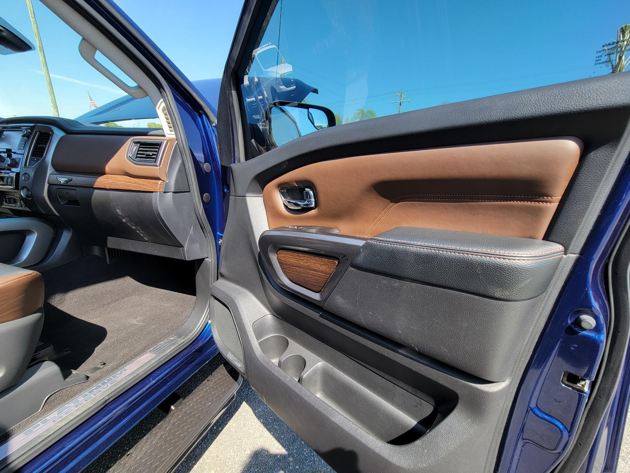 Nissan Titan 4x2 Crew Cab Platinum Reserve 2017