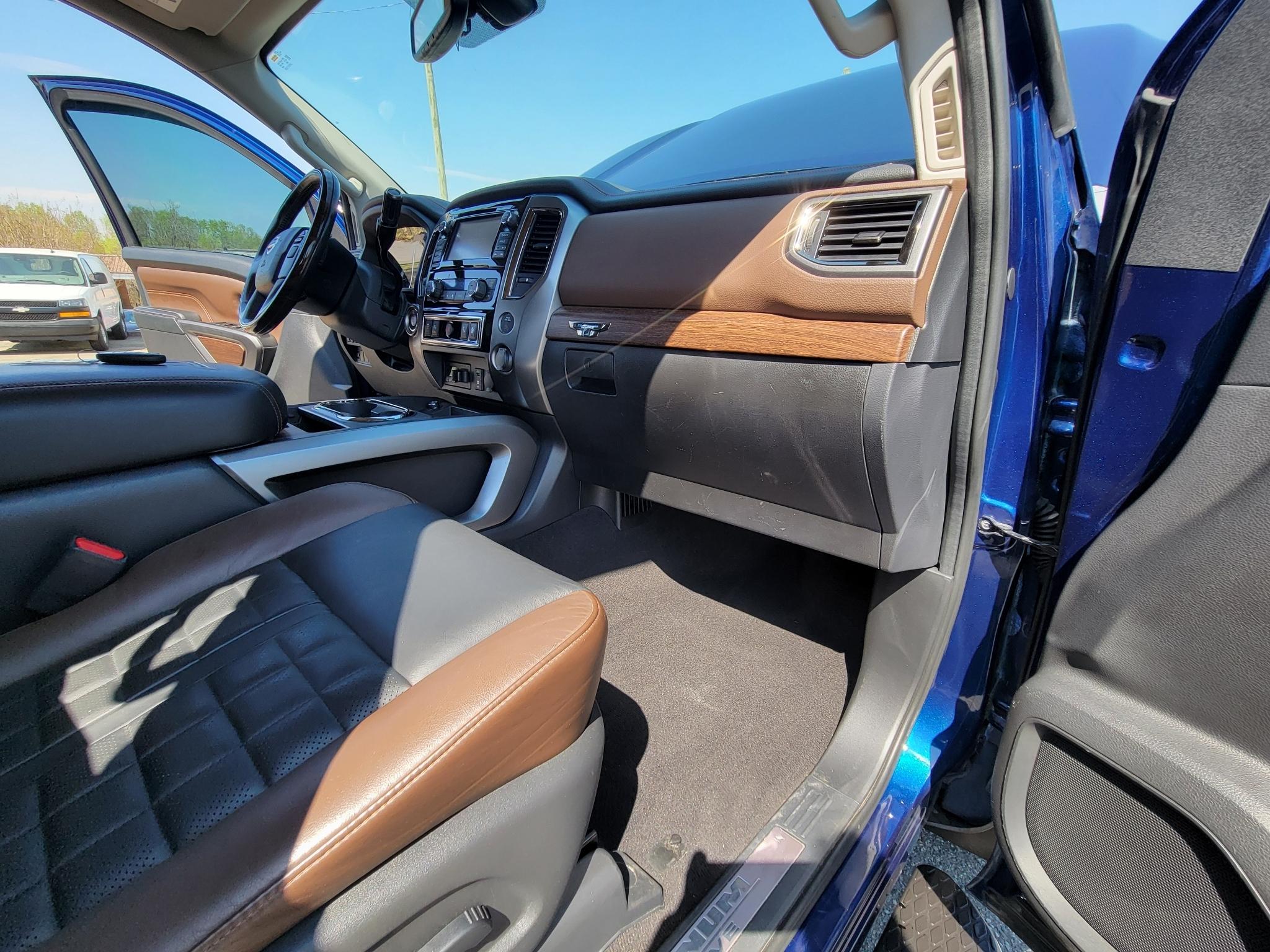 Nissan Titan 4x2 Crew Cab Platinum Reserve 2017