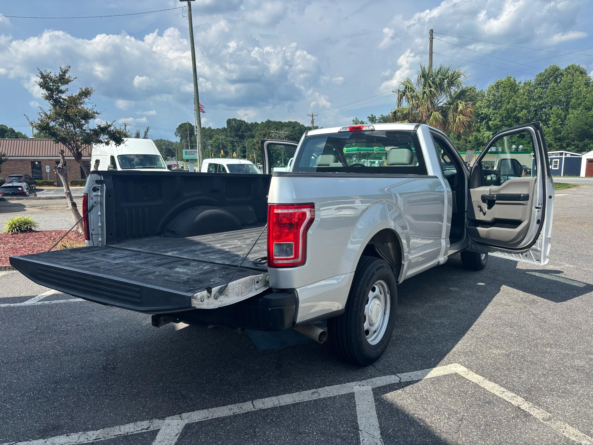Ford F-150 2WD Reg Cab 141" XLT 2016