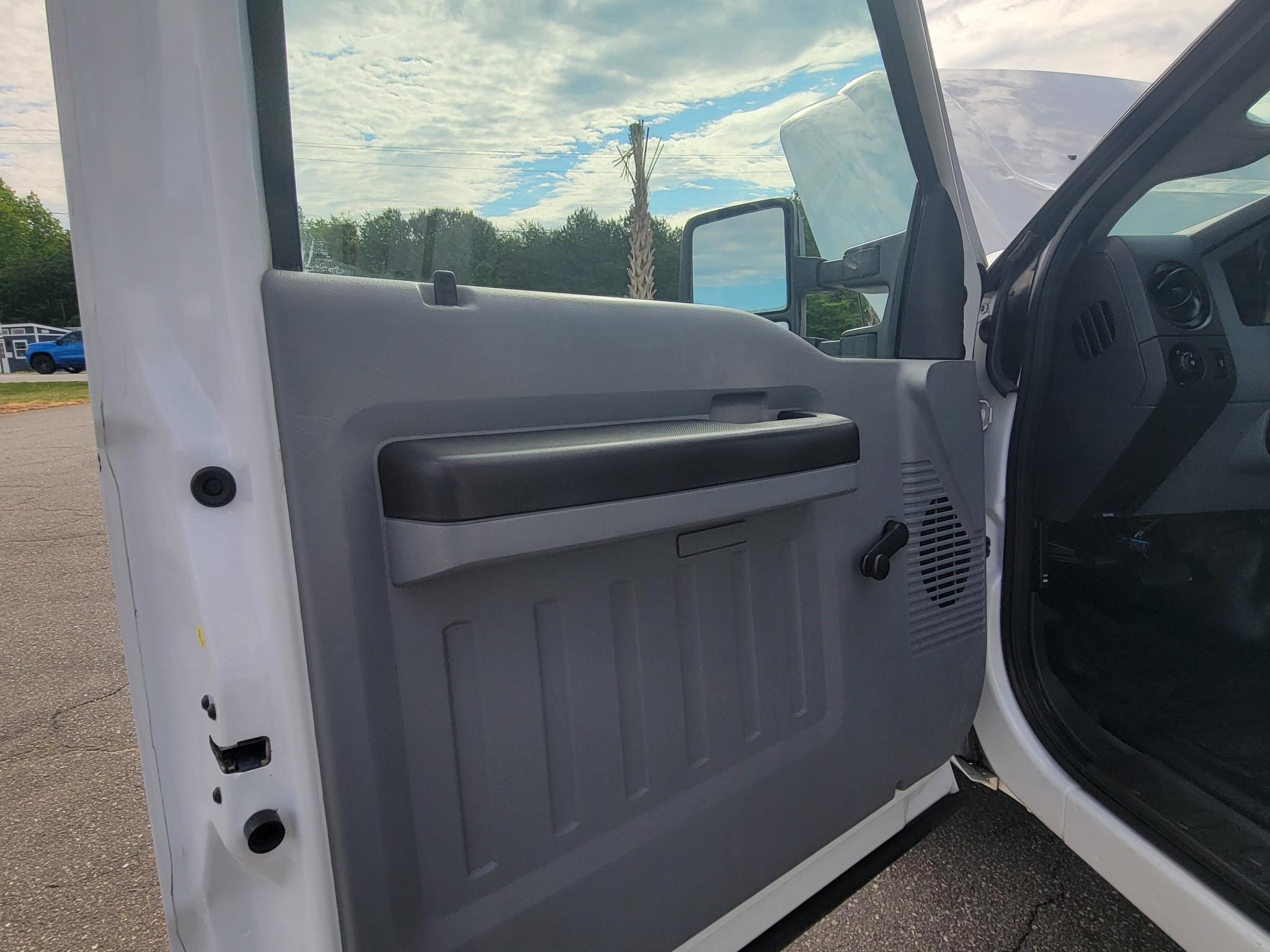 Ford Super Duty F-250 SRW 2WD Reg Cab 137" XLT 2014