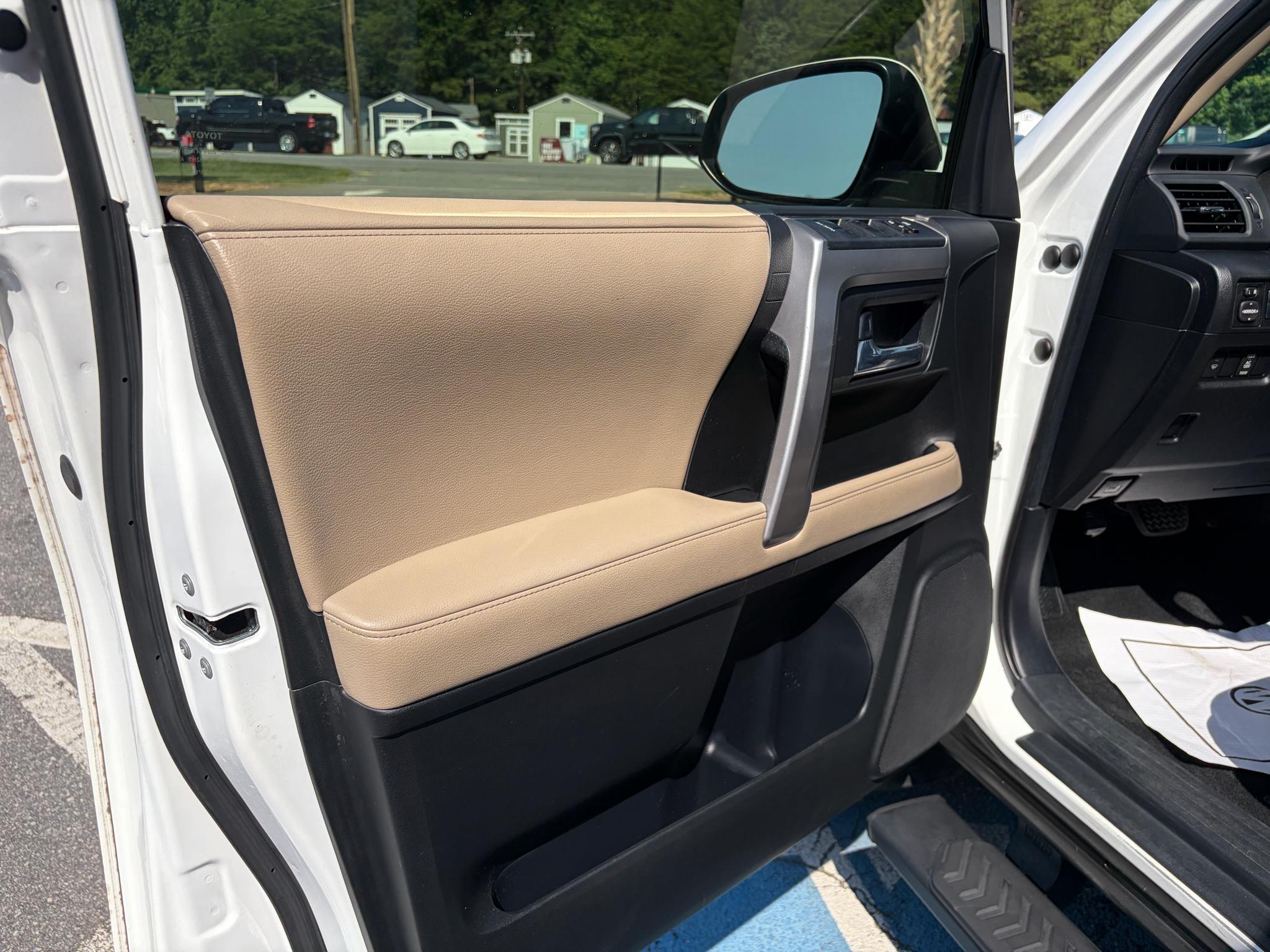 Toyota 4Runner SR5 Premium 2WD (Natl) 2017
