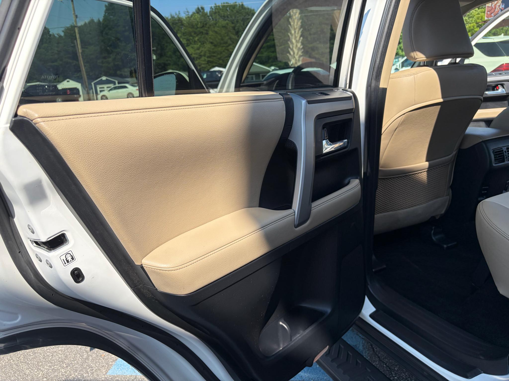 Toyota 4Runner SR5 Premium 2WD (Natl) 2017