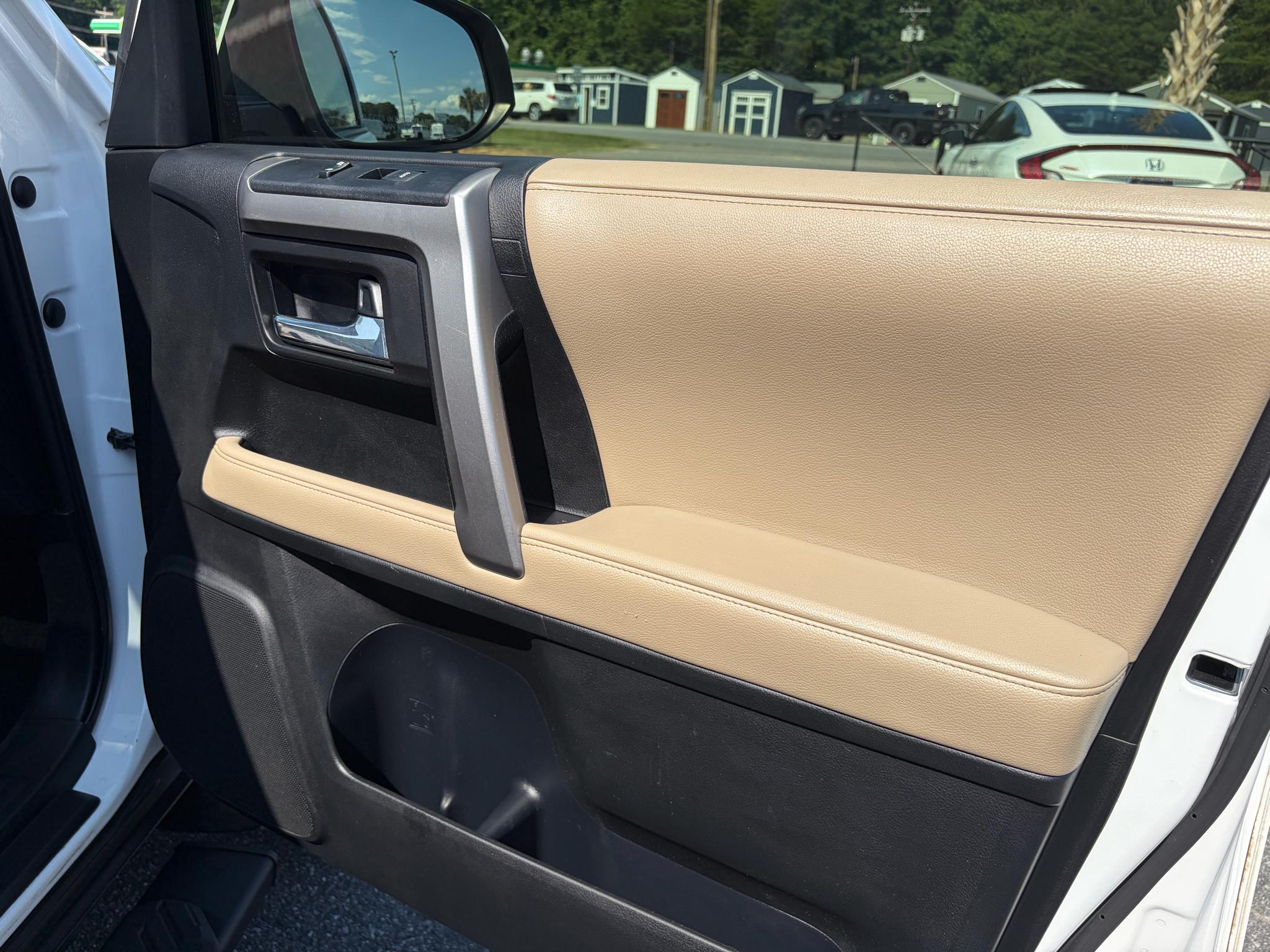 Toyota 4Runner SR5 Premium 2WD (Natl) 2017