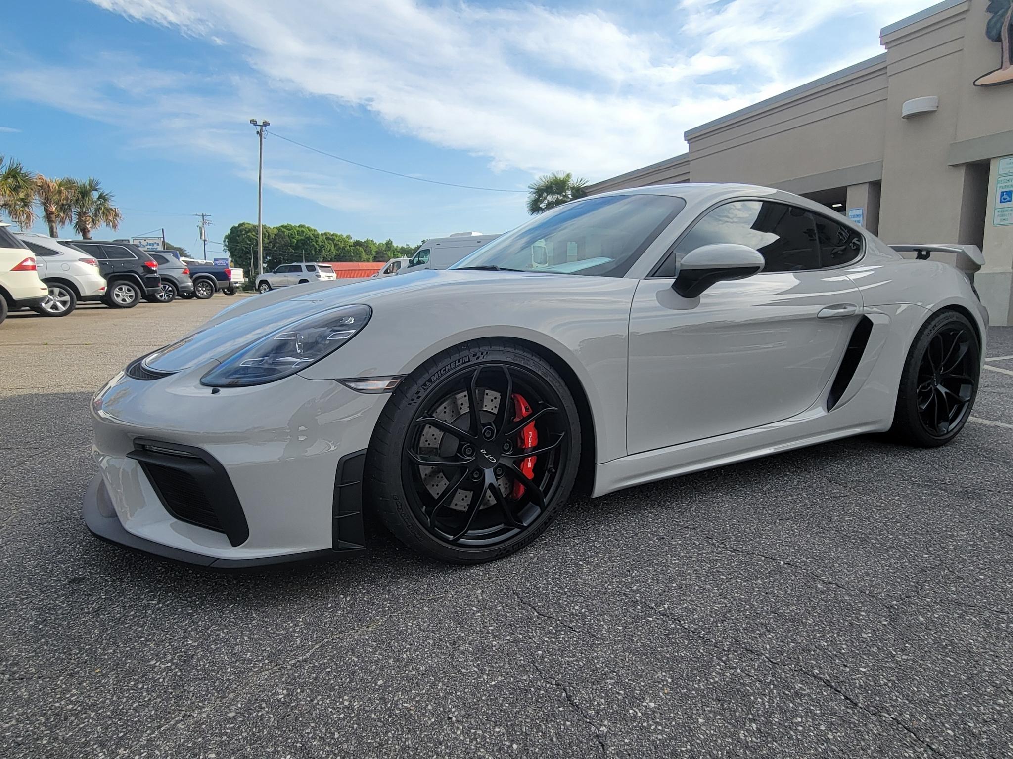 Porsche 718 Cayman GT4 Coupe 2022