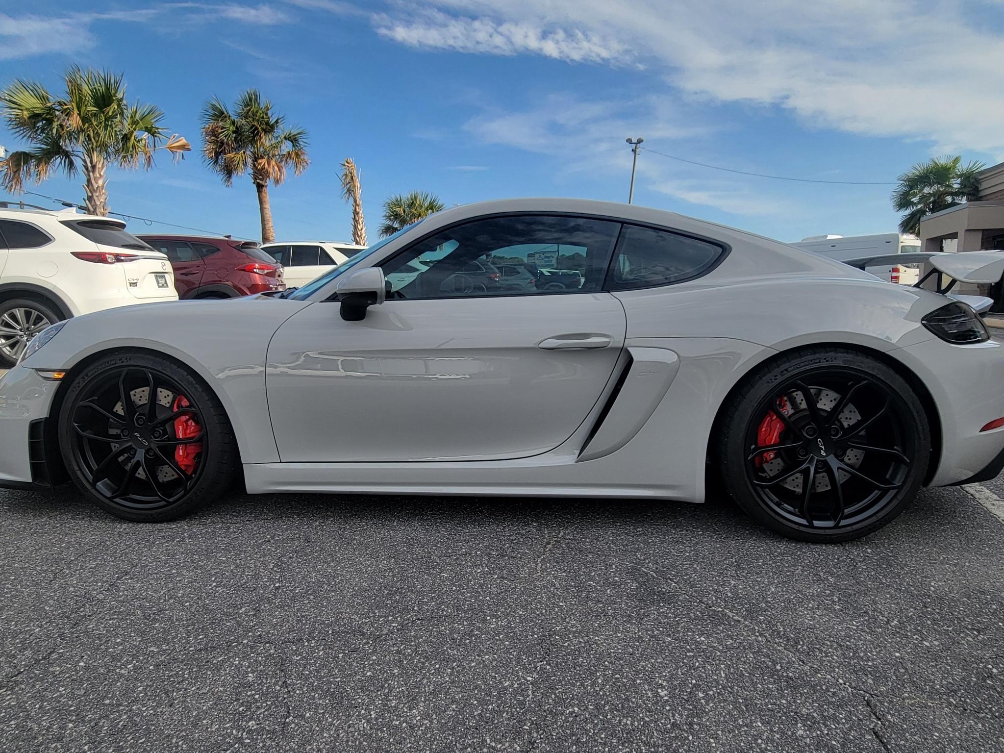Porsche 718 Cayman GT4 Coupe 2022