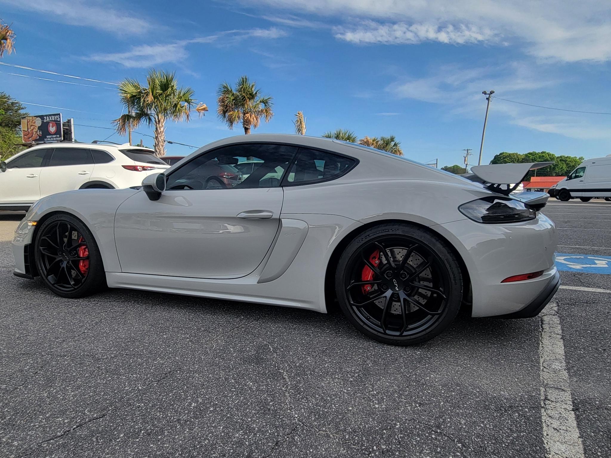 Porsche 718 Cayman GT4 Coupe 2022