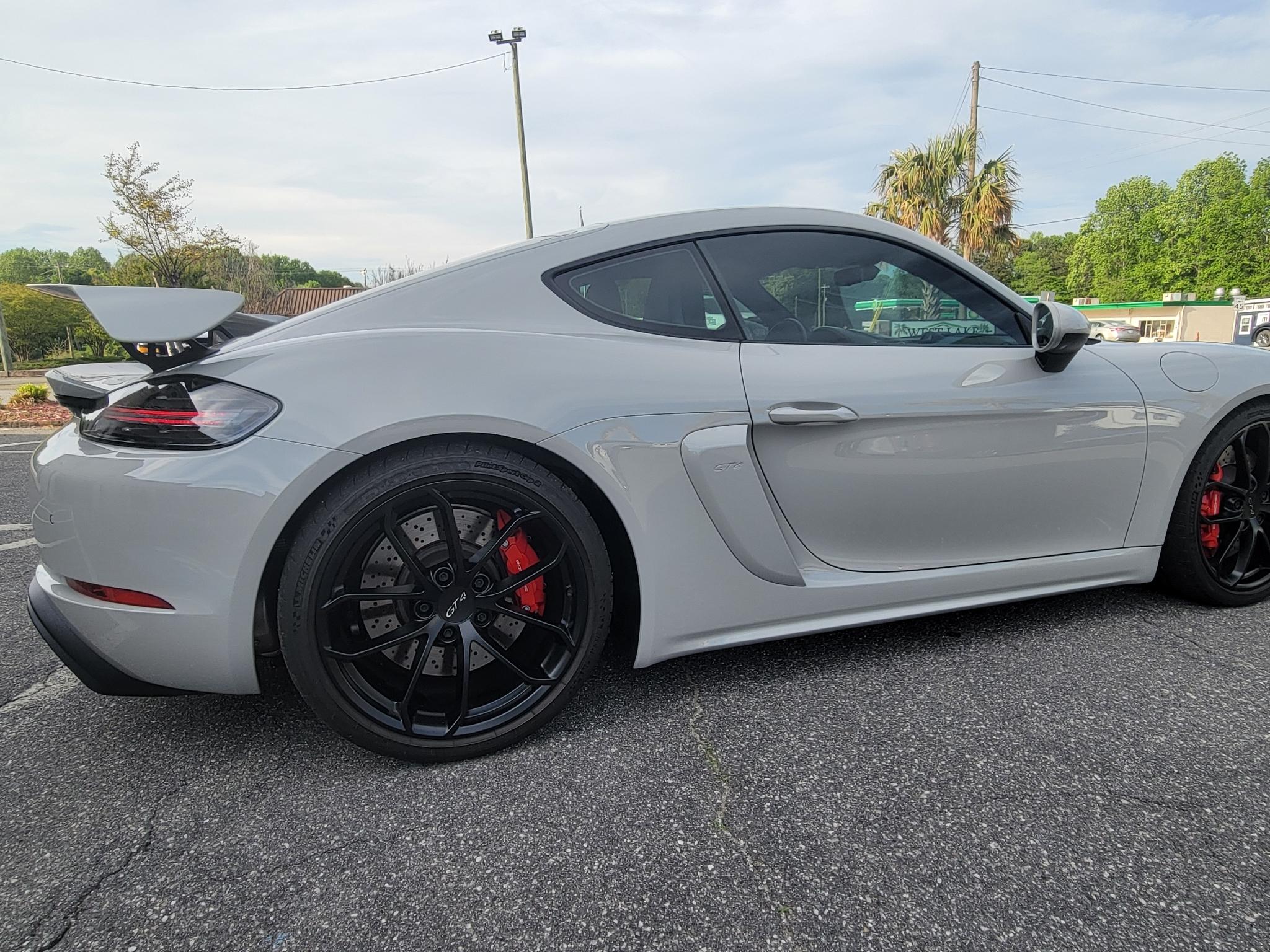 Porsche 718 Cayman GT4 Coupe 2022