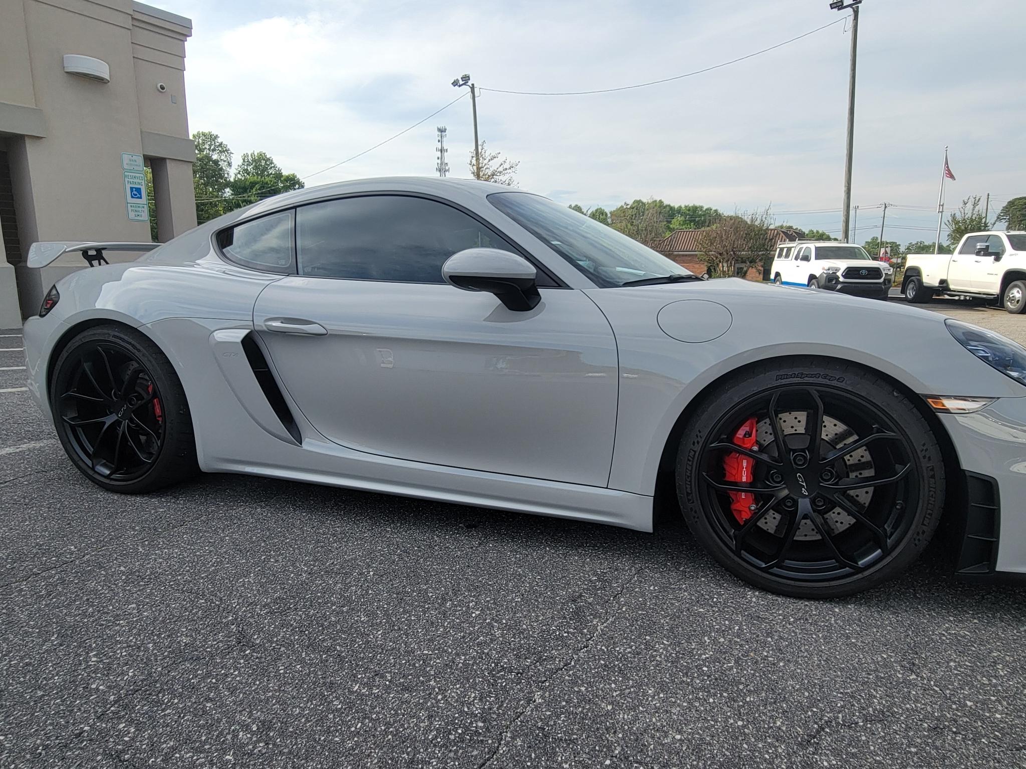 Porsche 718 Cayman GT4 Coupe 2022