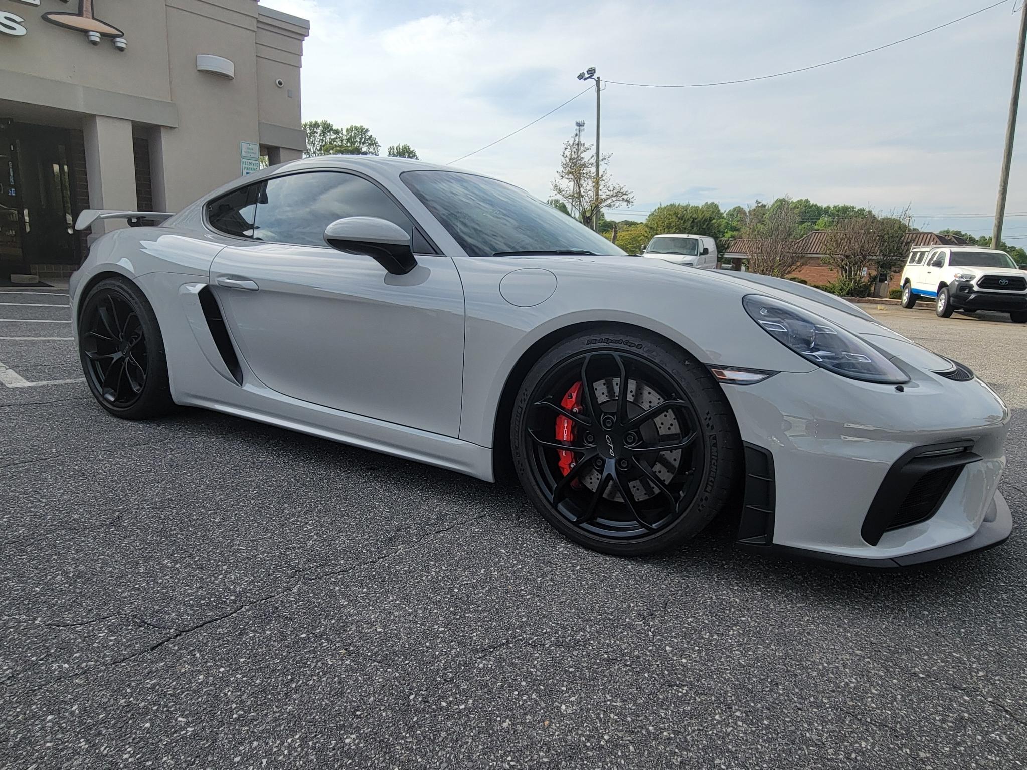 Porsche 718 Cayman GT4 Coupe 2022