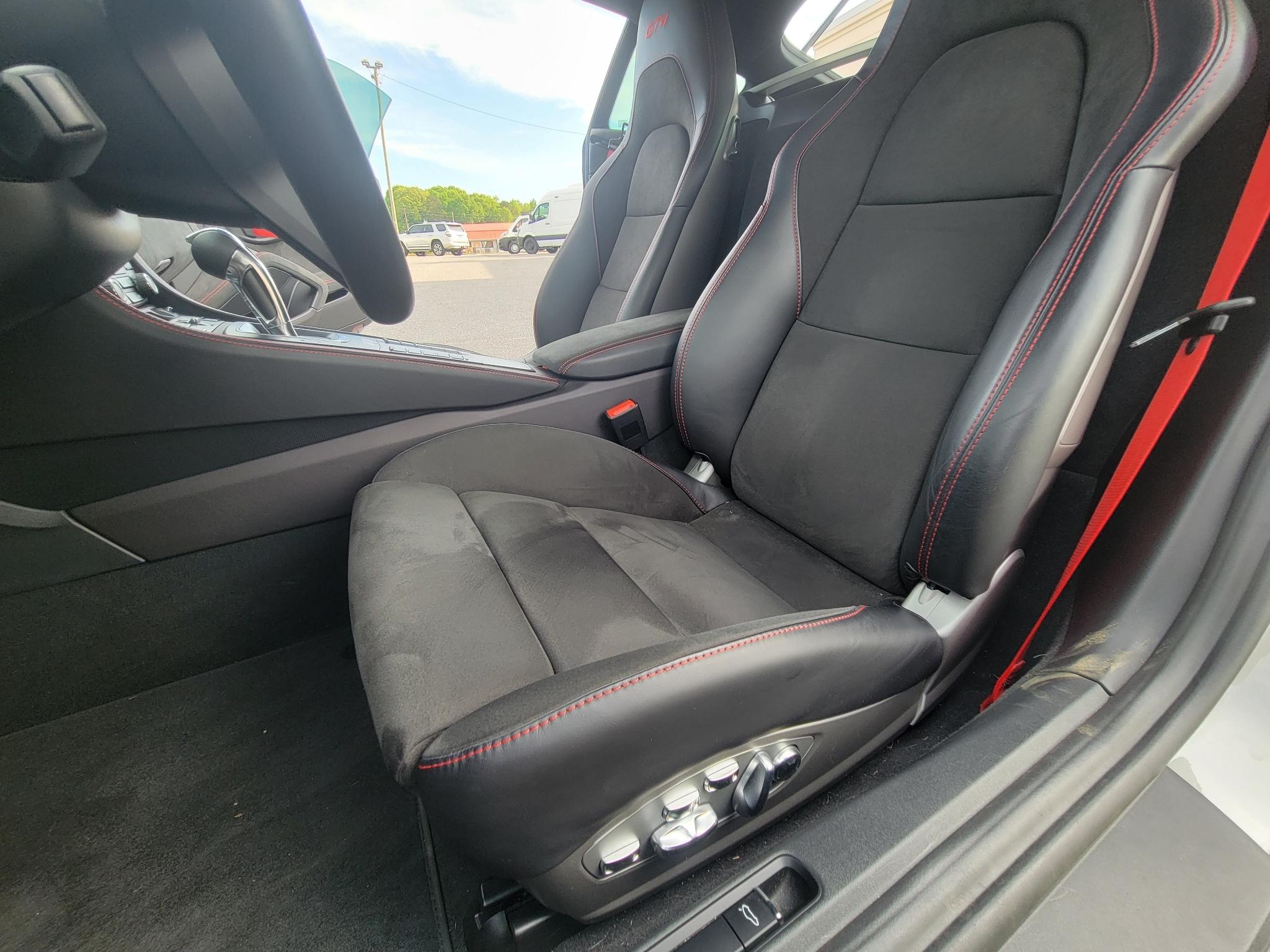 Porsche 718 Cayman GT4 Coupe 2022