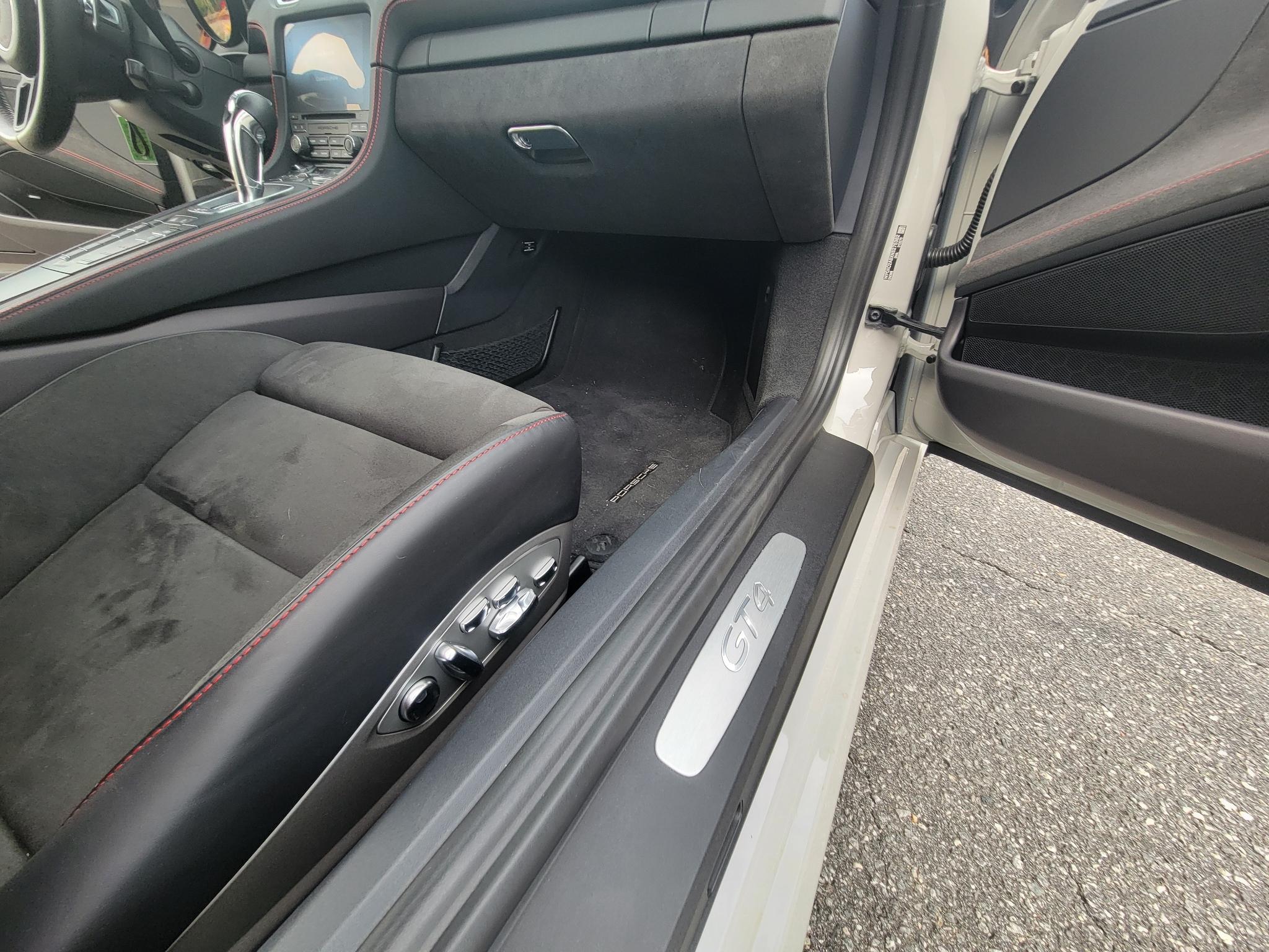 Porsche 718 Cayman GT4 Coupe 2022