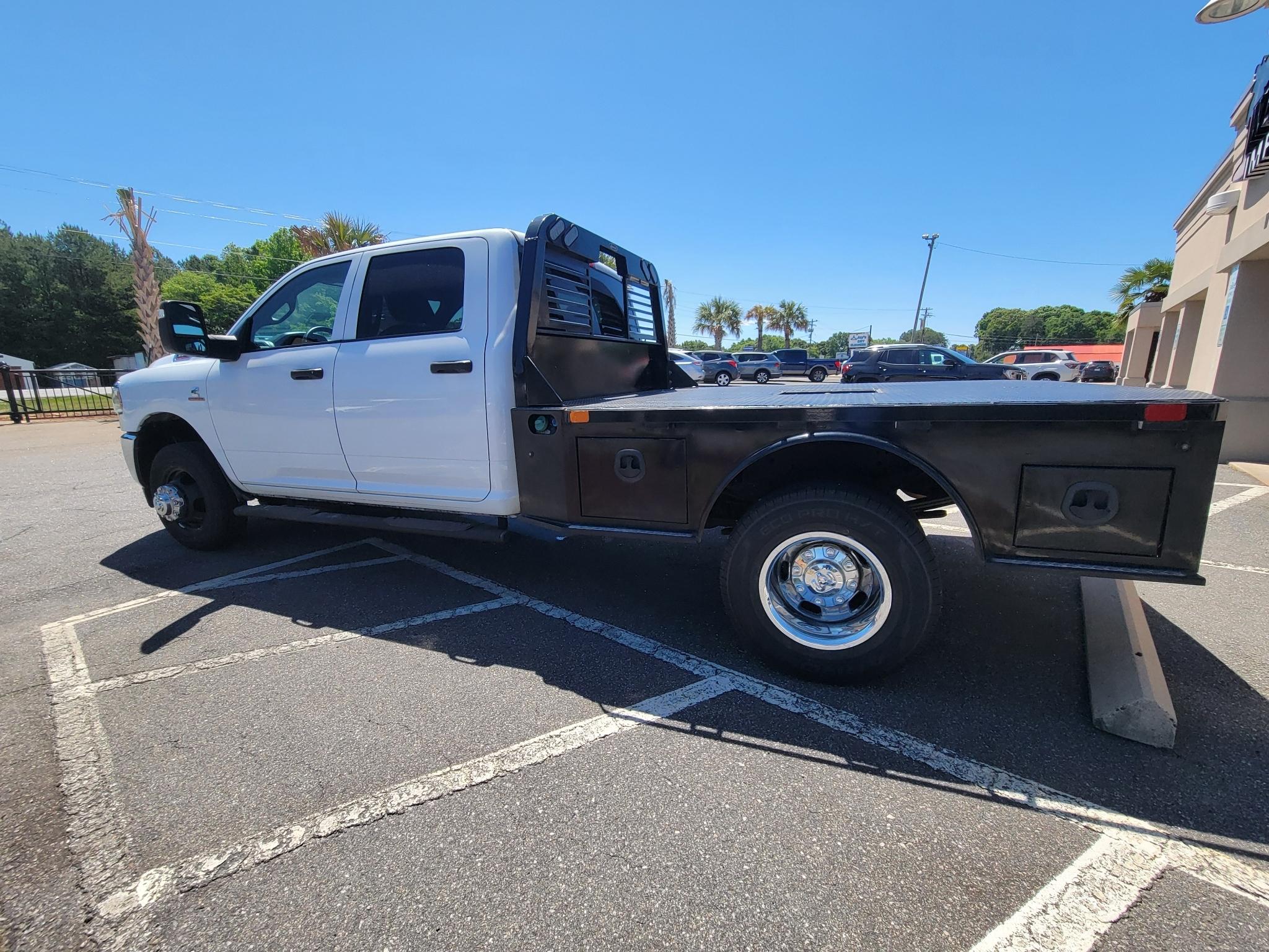 RAM 3500 Tradesman 4x4 Crew Cab 8' Box 2023