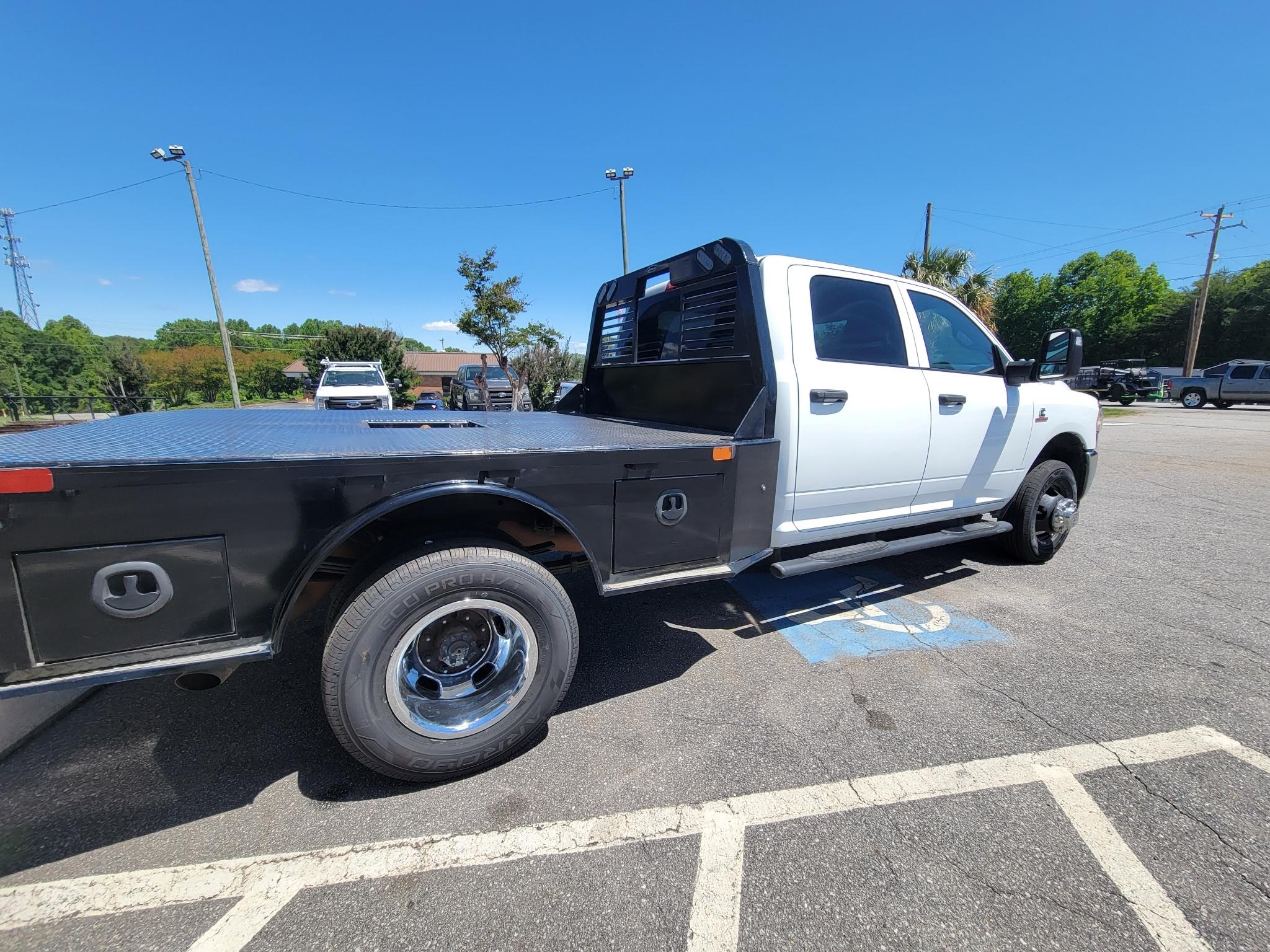 RAM 3500 Tradesman 4x4 Crew Cab 8' Box 2023