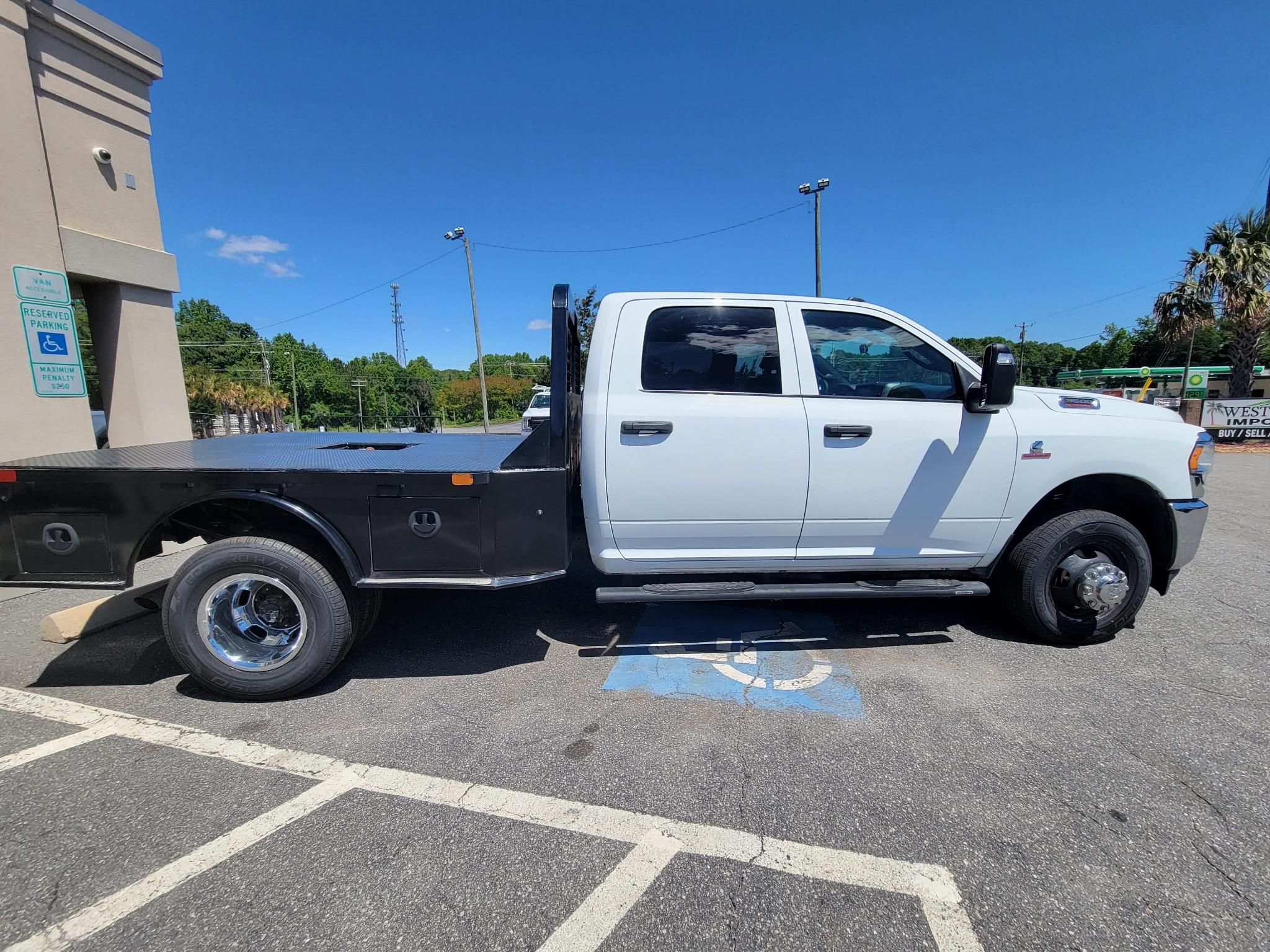 RAM 3500 Tradesman 4x4 Crew Cab 8' Box 2023