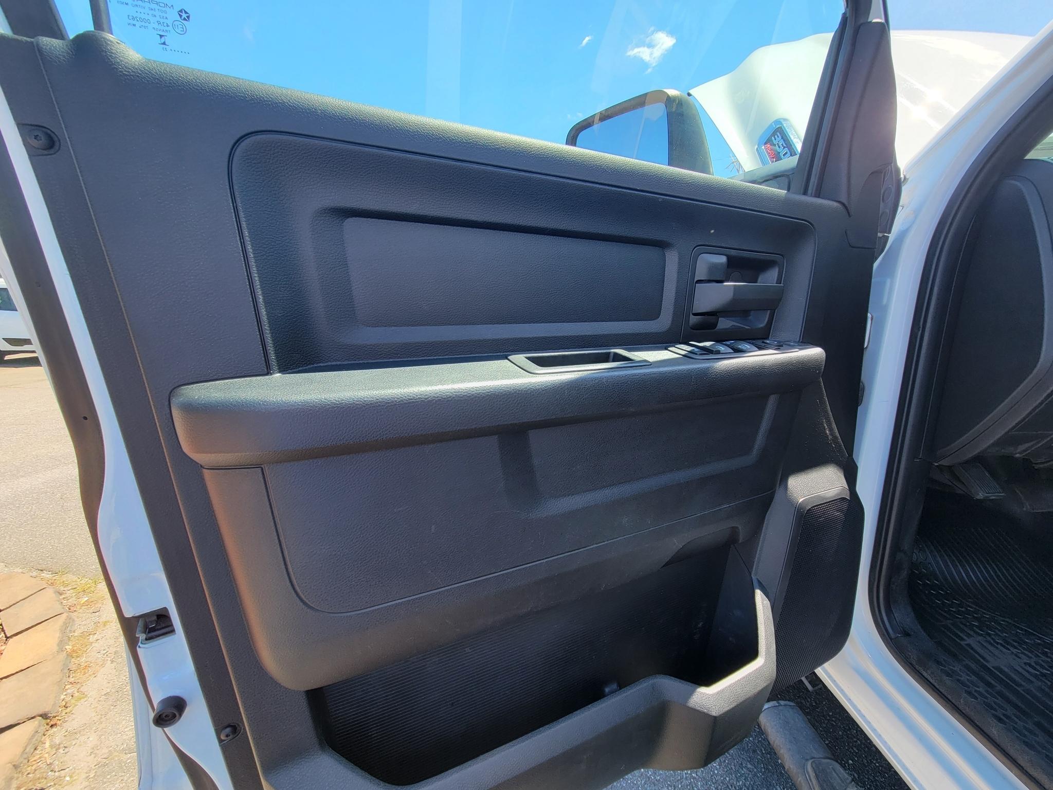 RAM 3500 Tradesman 4x4 Crew Cab 8' Box 2023