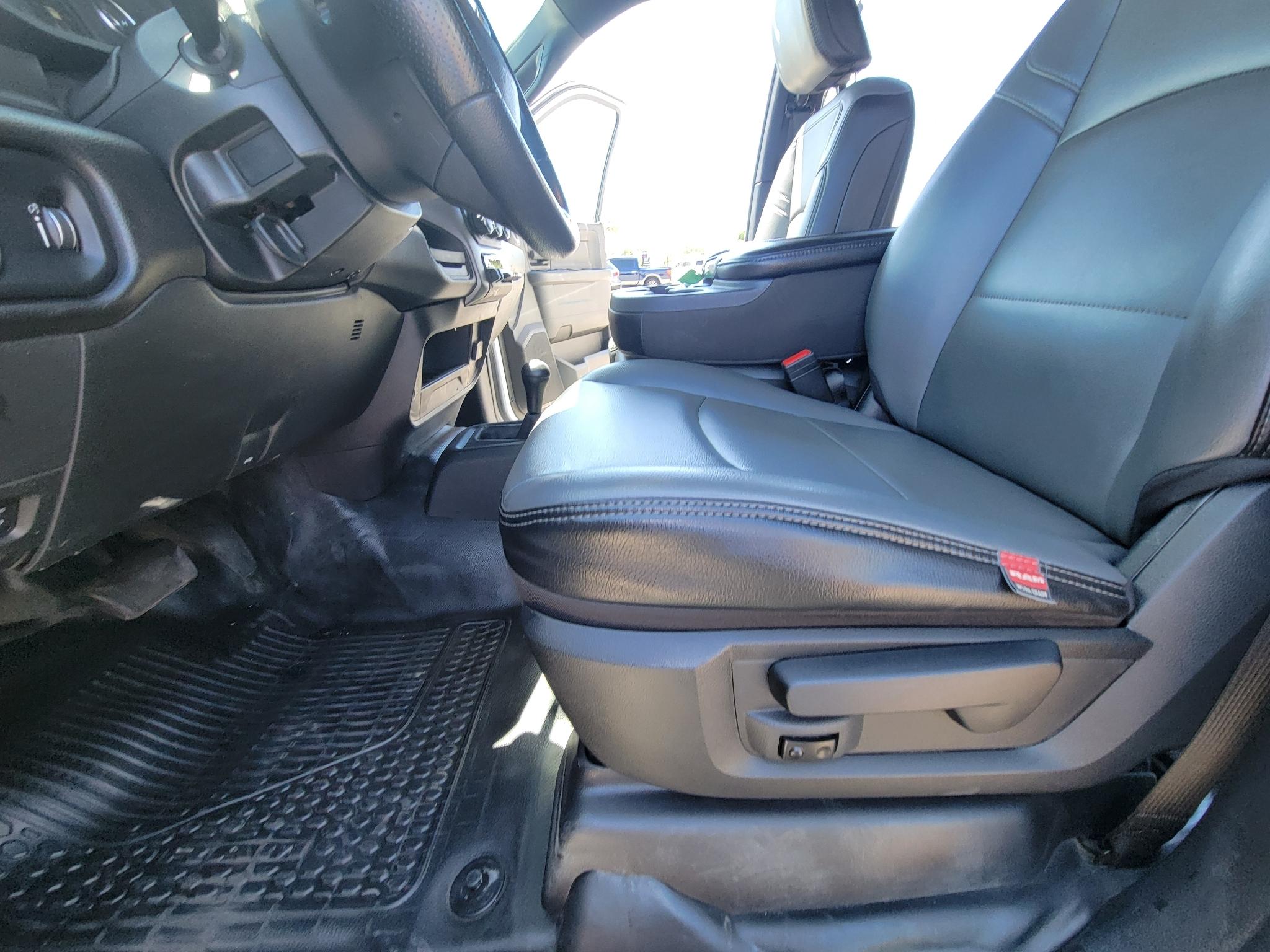 RAM 3500 Tradesman 4x4 Crew Cab 8' Box 2023