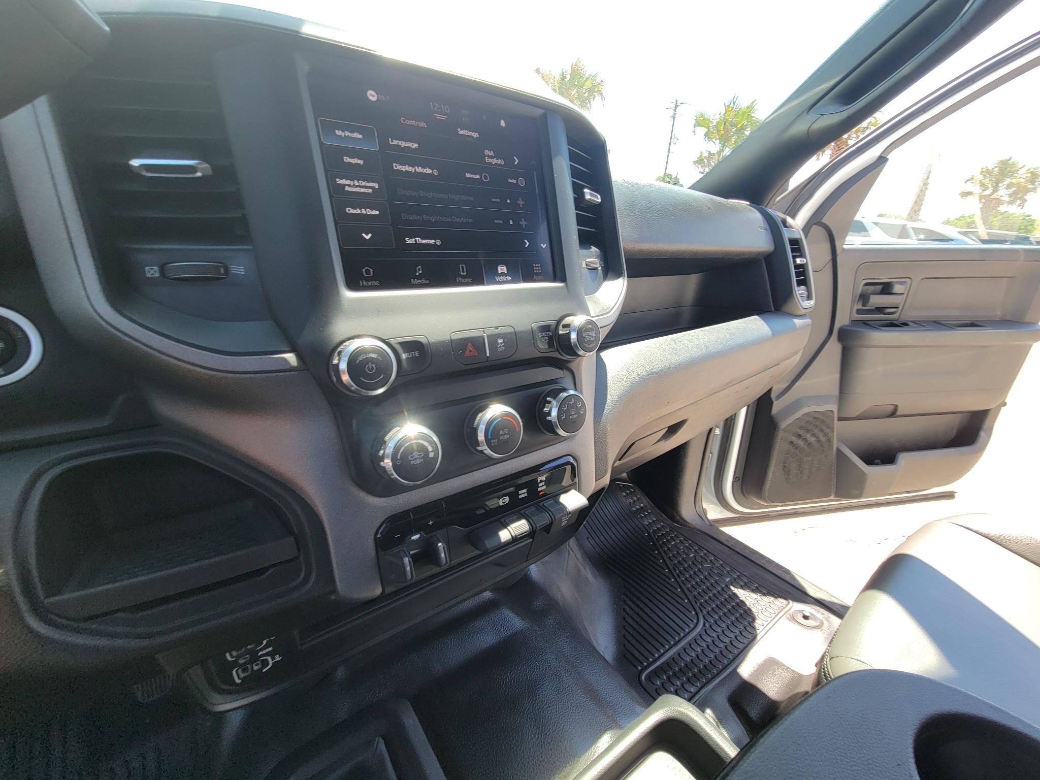 RAM 3500 Tradesman 4x4 Crew Cab 8' Box 2023