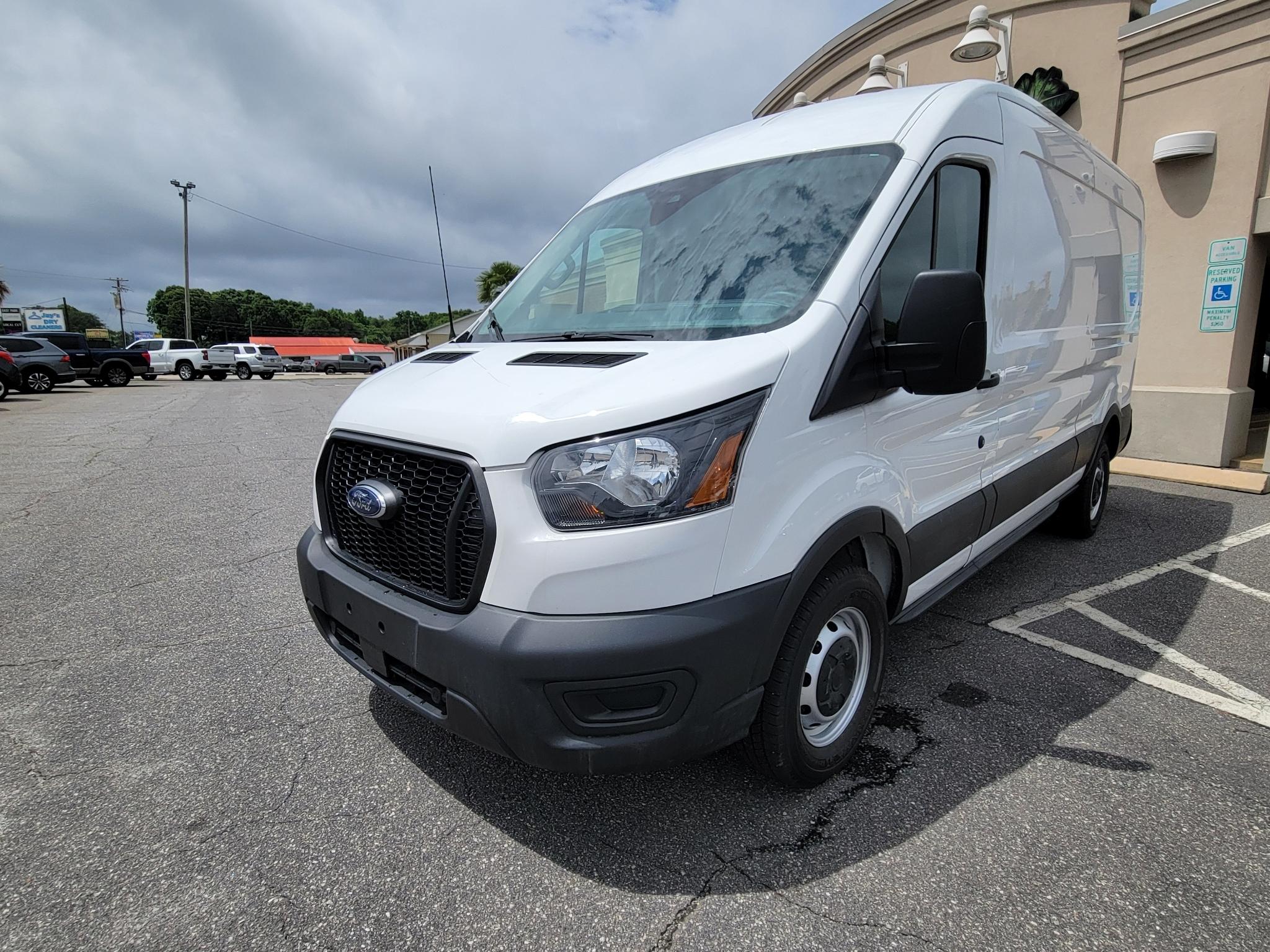 Ford Transit Cargo Van T-250 148" Med Rf 9070 GVWR RWD 2025
