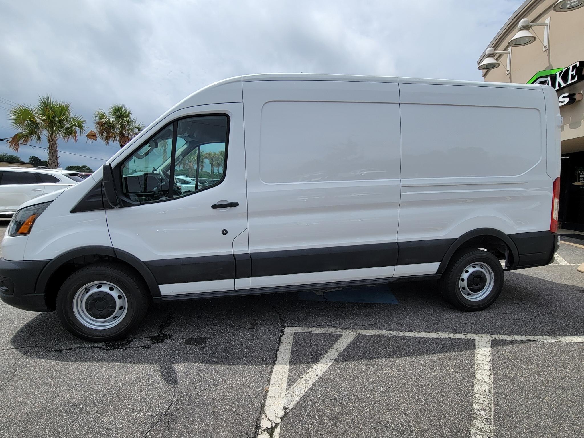 Ford Transit Cargo Van T-250 148" Med Rf 9070 GVWR RWD 2025