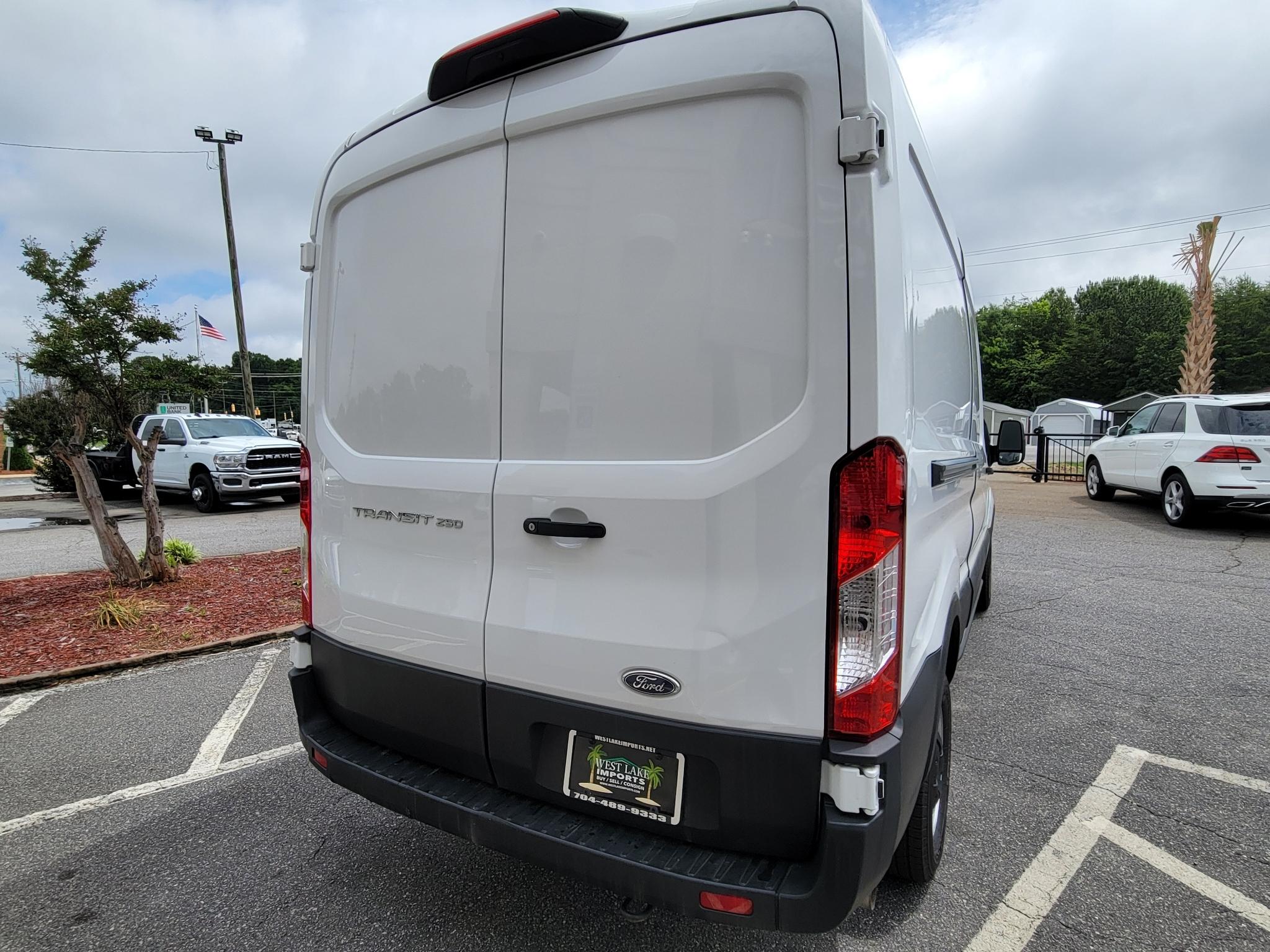 Ford Transit Cargo Van T-250 148" Med Rf 9070 GVWR RWD 2025