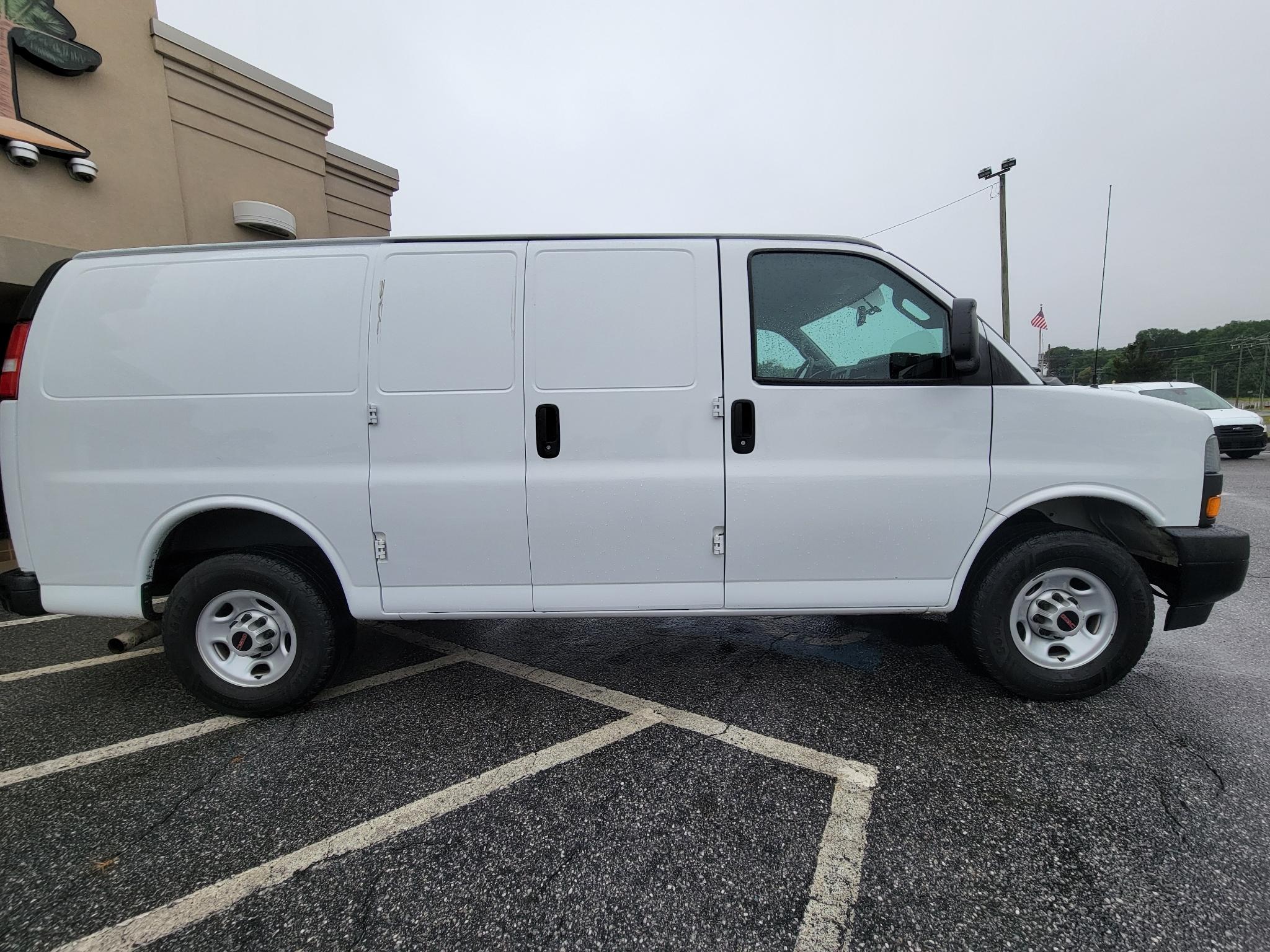 GMC Savana Cargo Van RWD 2500 135" 2022