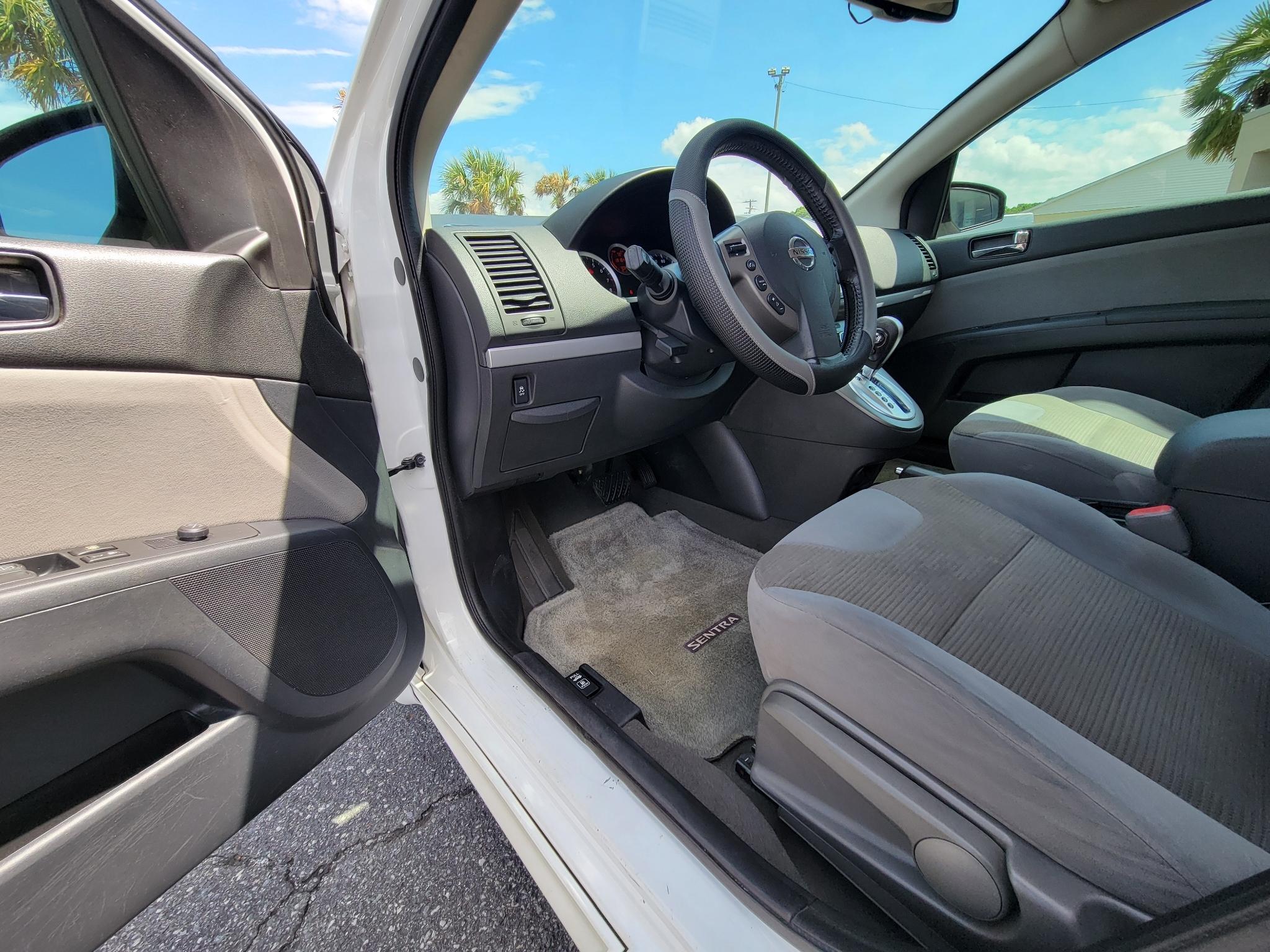 Nissan Sentra 4dr Sdn I4 CVT 2.0 SR 2012