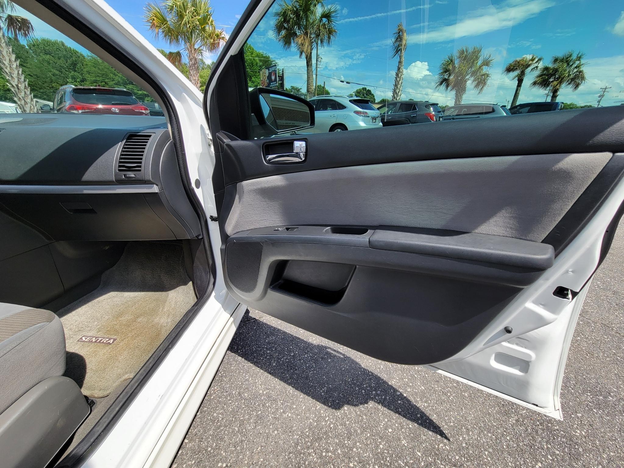 Nissan Sentra 4dr Sdn I4 CVT 2.0 SR 2012