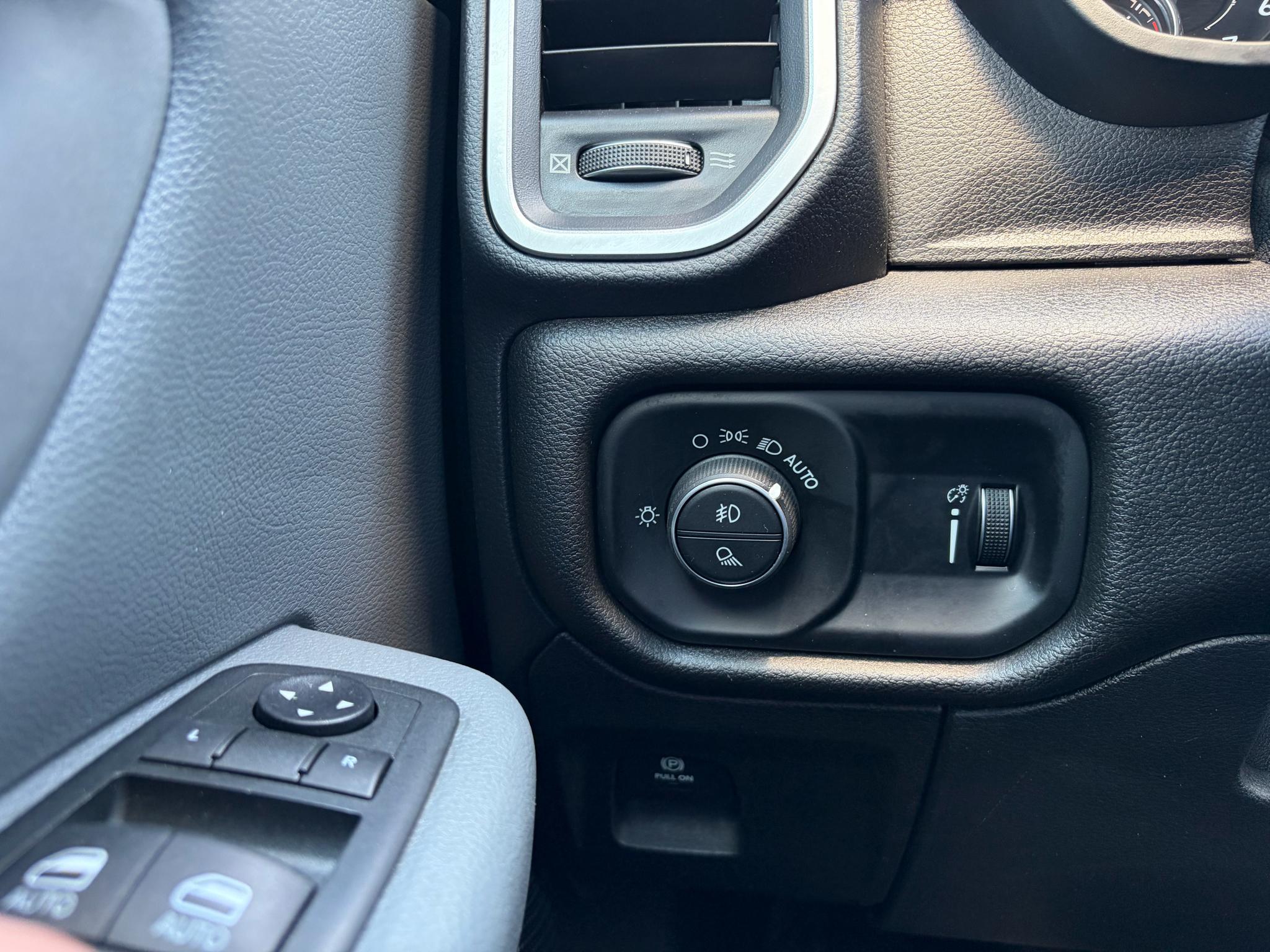 RAM 1500 Big Horn 4x4 Crew Cab 5'7" Box 2020