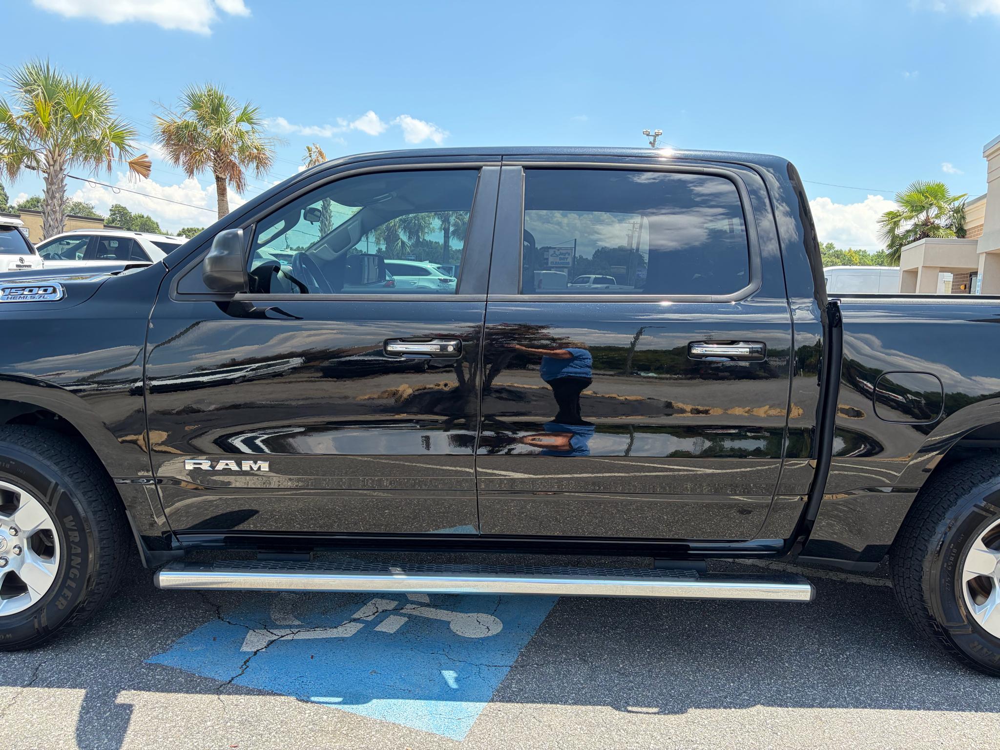 RAM 1500 Big Horn 4x4 Crew Cab 5'7" Box 2020