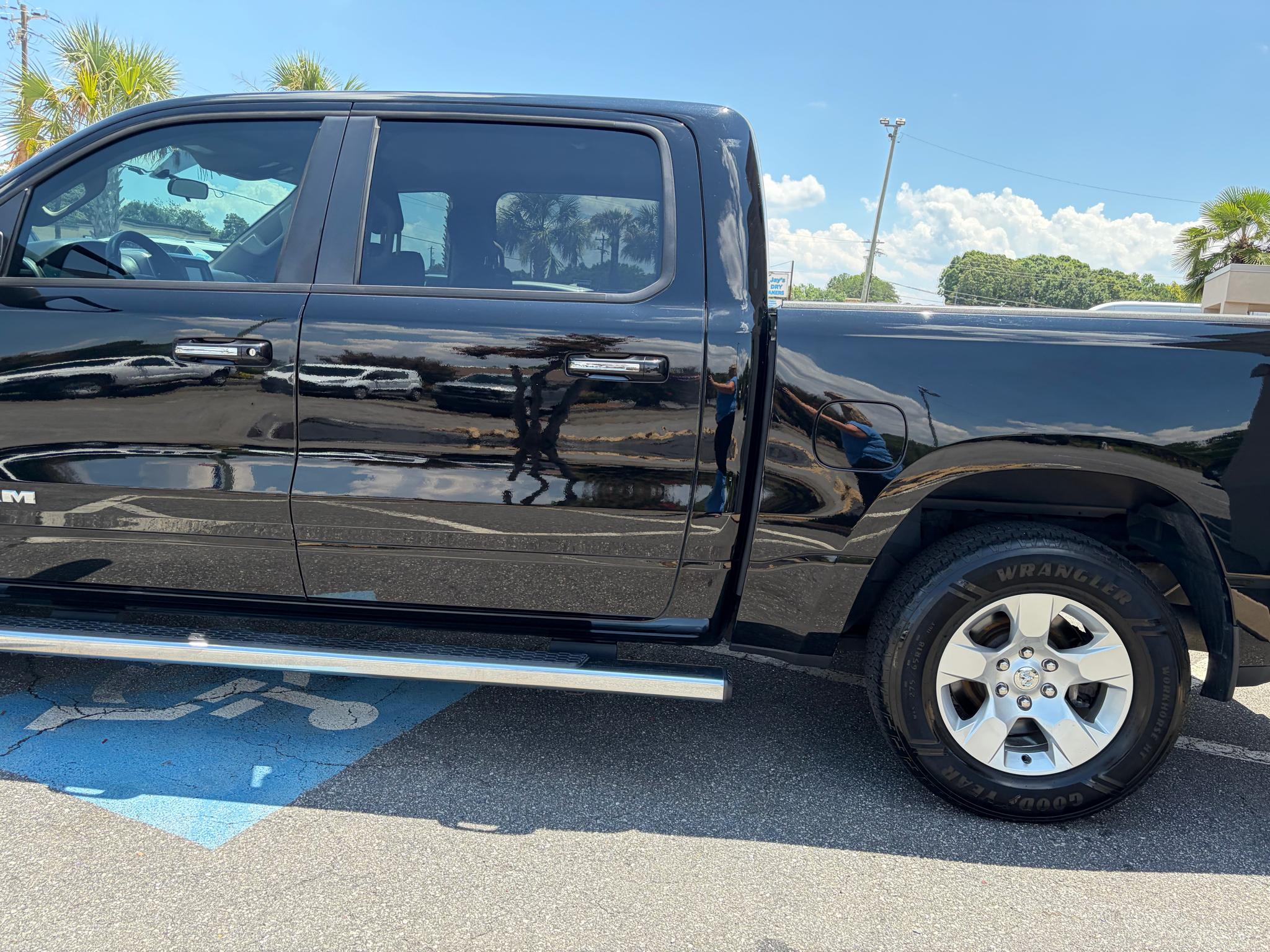 RAM 1500 Big Horn 4x4 Crew Cab 5'7" Box 2020