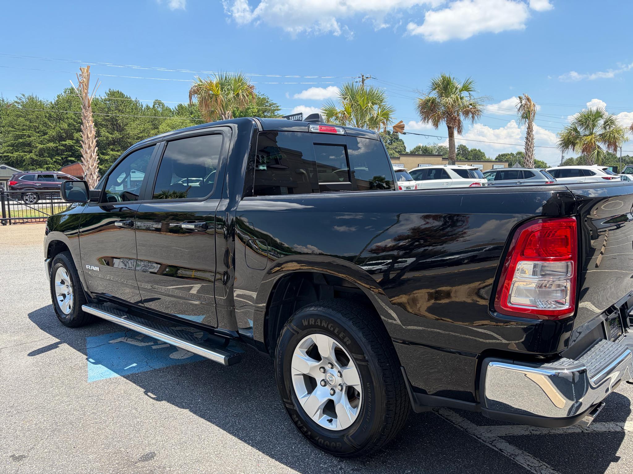 RAM 1500 Big Horn 4x4 Crew Cab 5'7" Box 2020