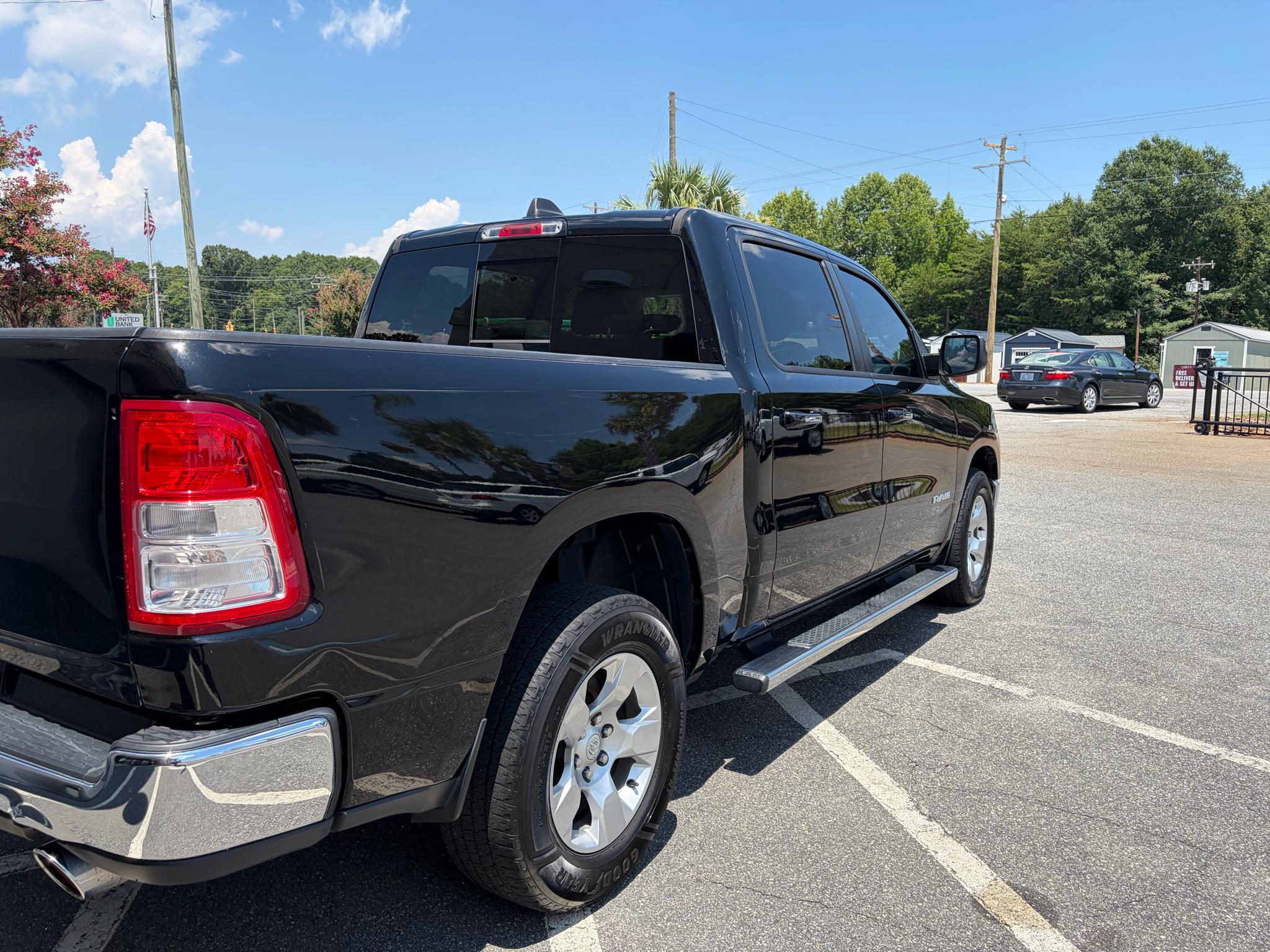 RAM 1500 Big Horn 4x4 Crew Cab 5'7" Box 2020