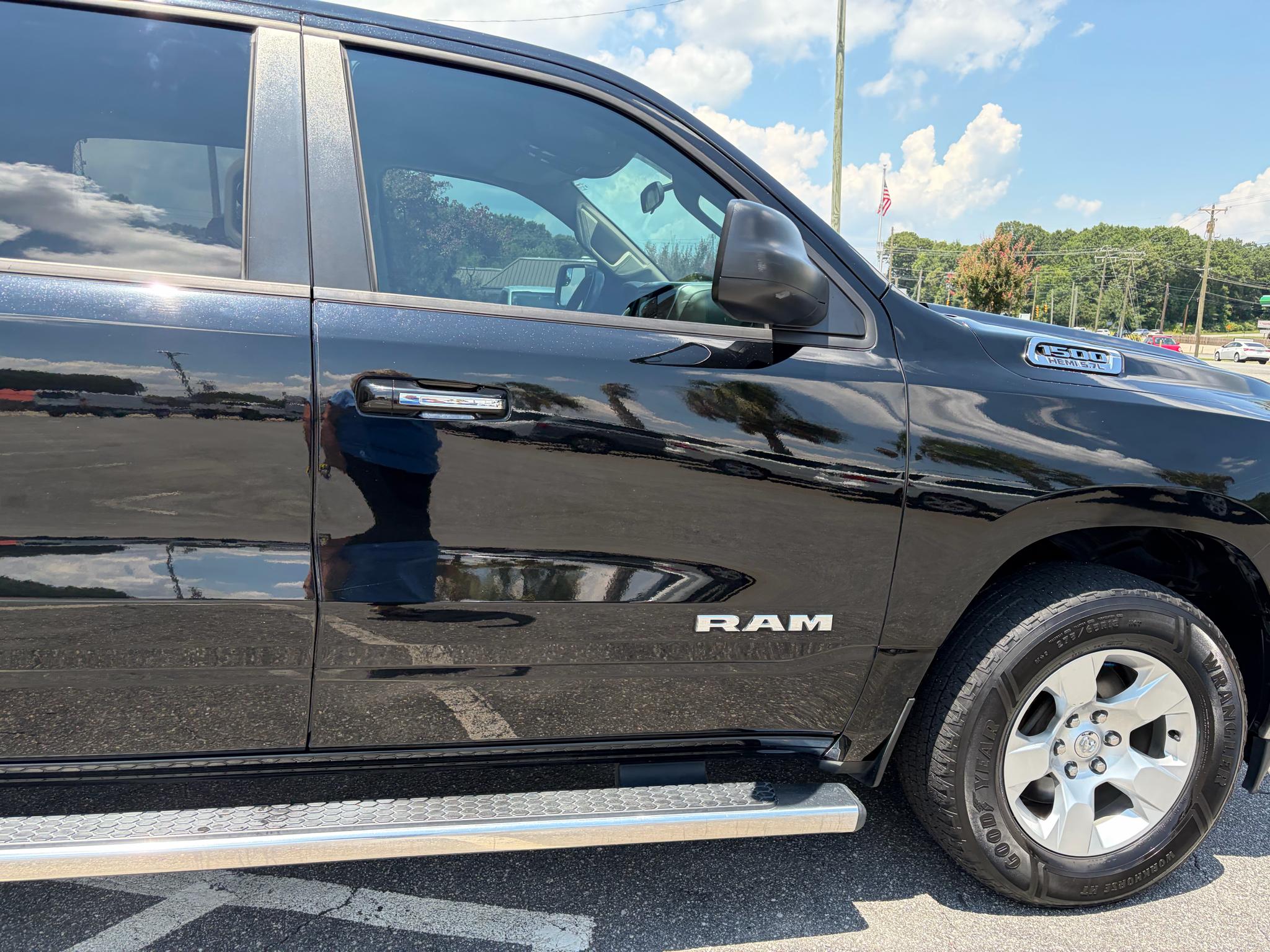 RAM 1500 Big Horn 4x4 Crew Cab 5'7" Box 2020