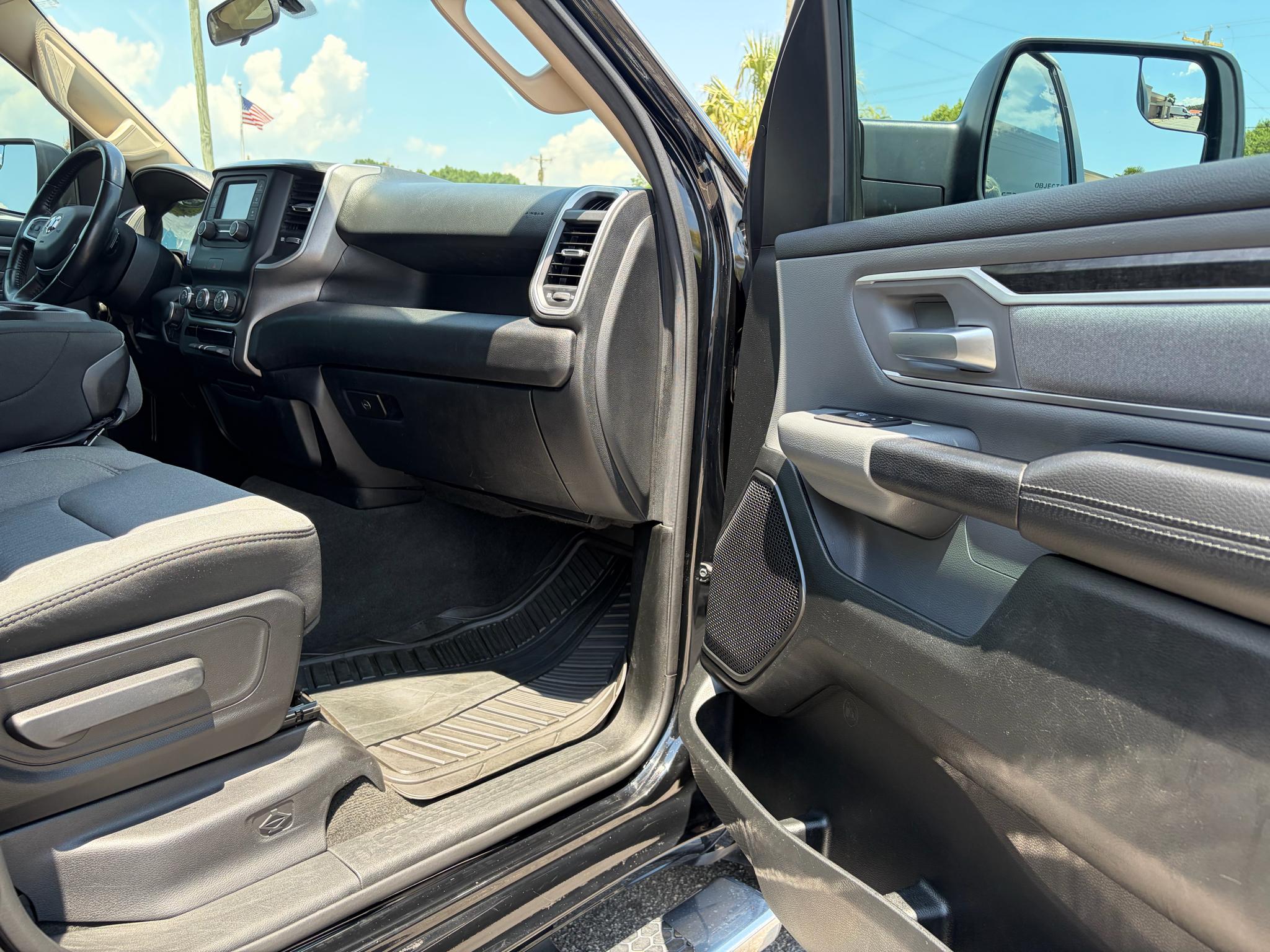 RAM 1500 Big Horn 4x4 Crew Cab 5'7" Box 2020