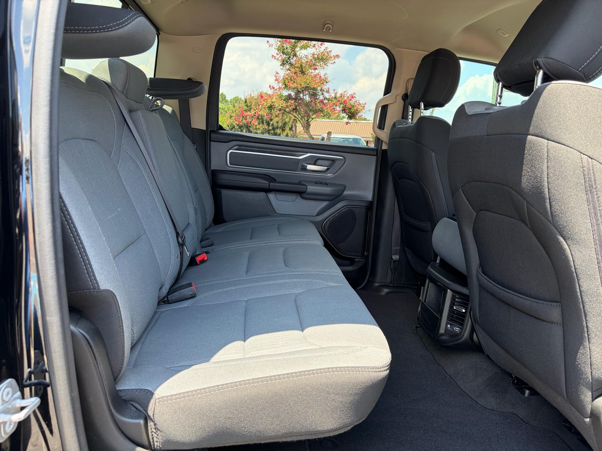 RAM 1500 Big Horn 4x4 Crew Cab 5'7" Box 2020